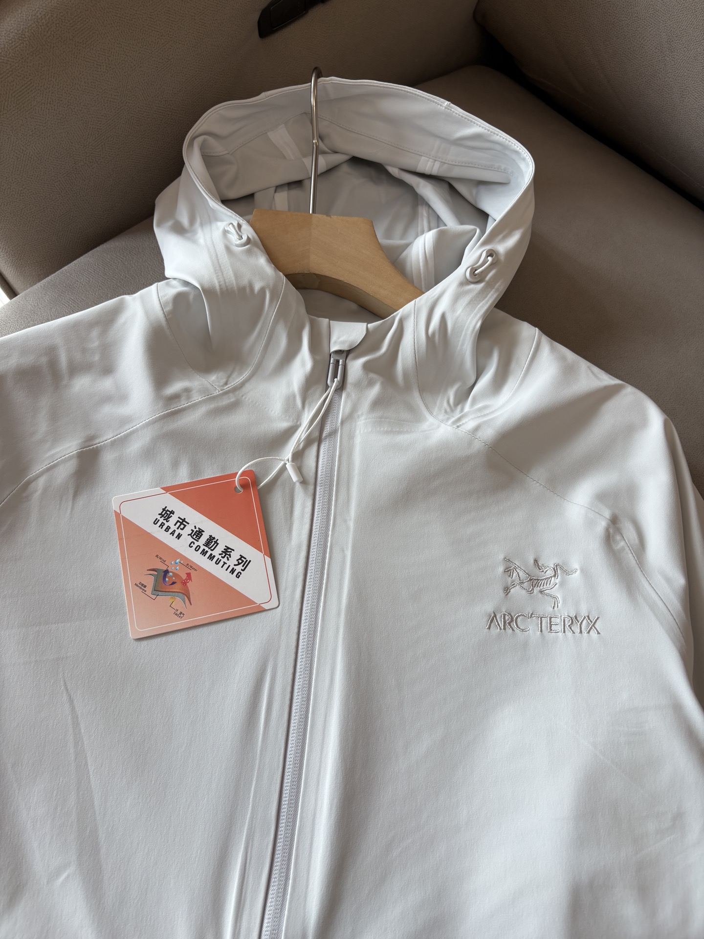 爆款 顶配 Beta SL冲锋衣是一款专为户外探险设计的高性能外套。采用GORE-TEX 面料。具备卓越