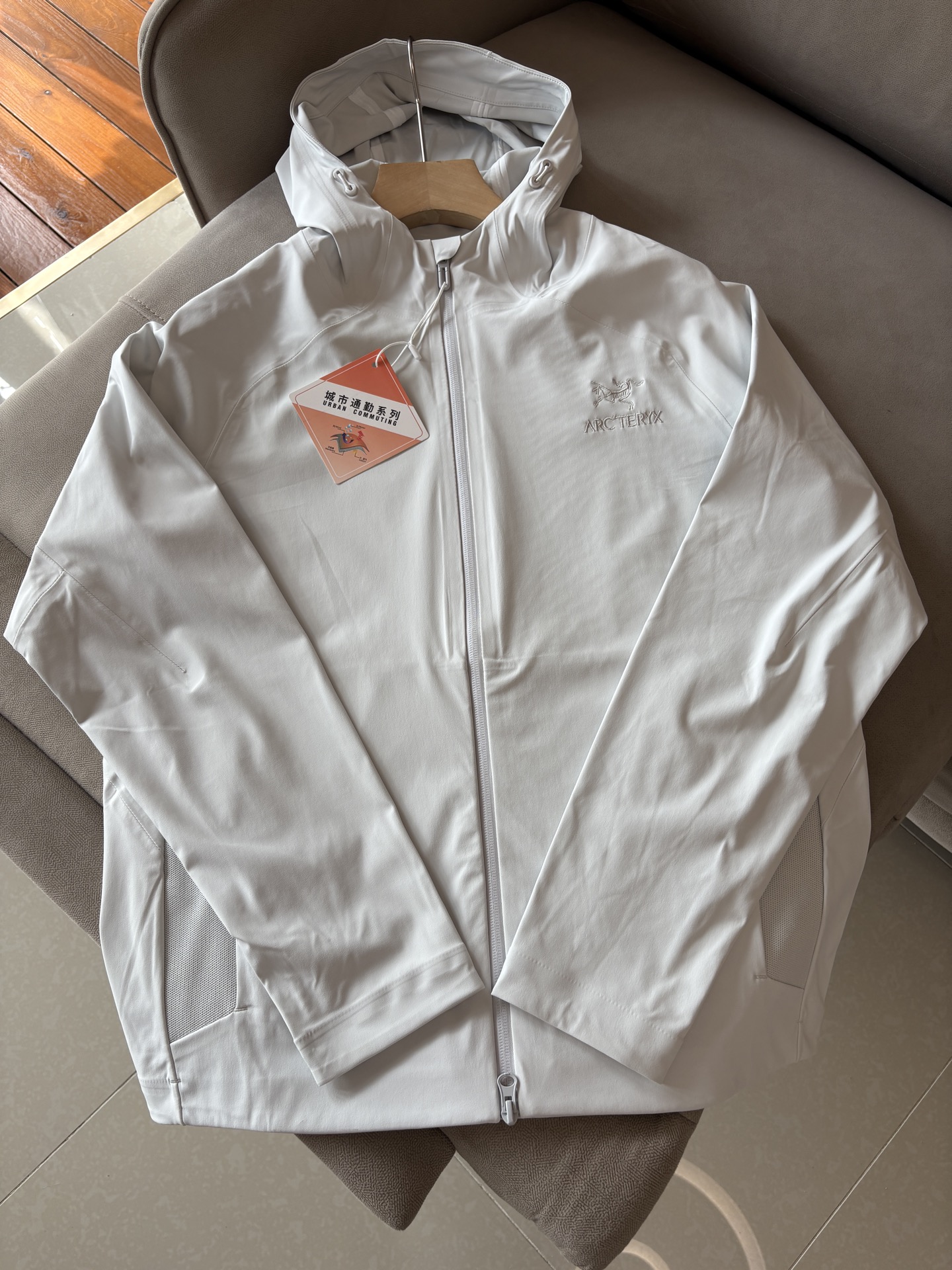 爆款 顶配 Beta SL冲锋衣是一款专为户外探险设计的高性能外套。采用GORE-TEX 面料。具备卓越