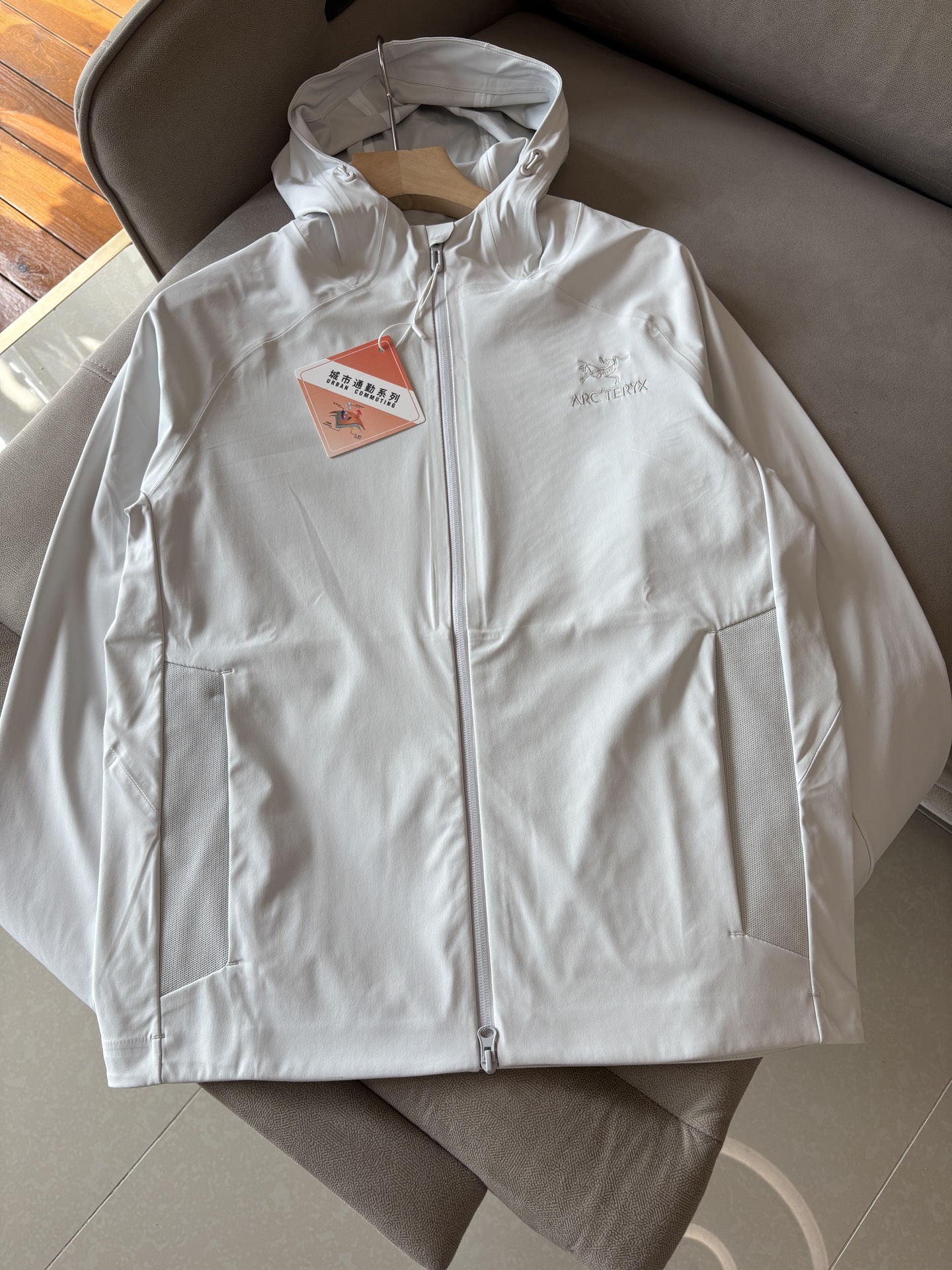 爆款 顶配 Beta SL冲锋衣是一款专为户外探险设计的高性能外套。采用GORE-TEX 面料。具备卓越