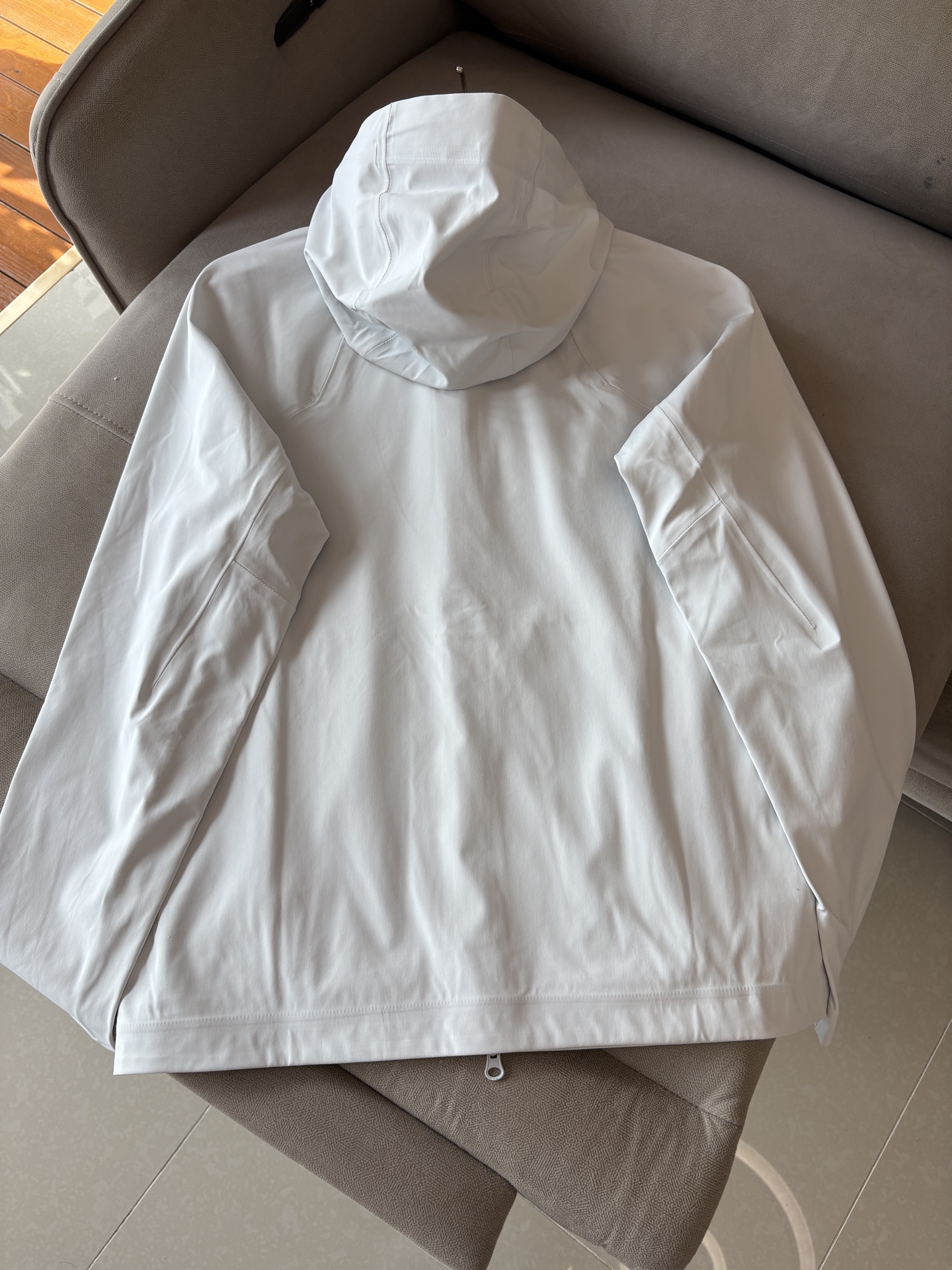 爆款 顶配 Beta SL冲锋衣是一款专为户外探险设计的高性能外套。采用GORE-TEX 面料。具备卓越