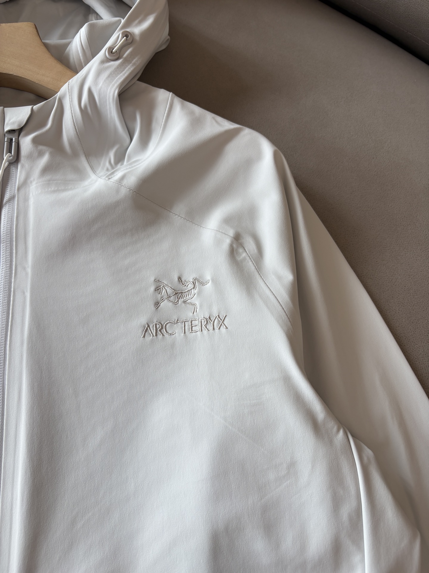 爆款 顶配 Beta SL冲锋衣是一款专为户外探险设计的高性能外套。采用GORE-TEX 面料。具备卓越