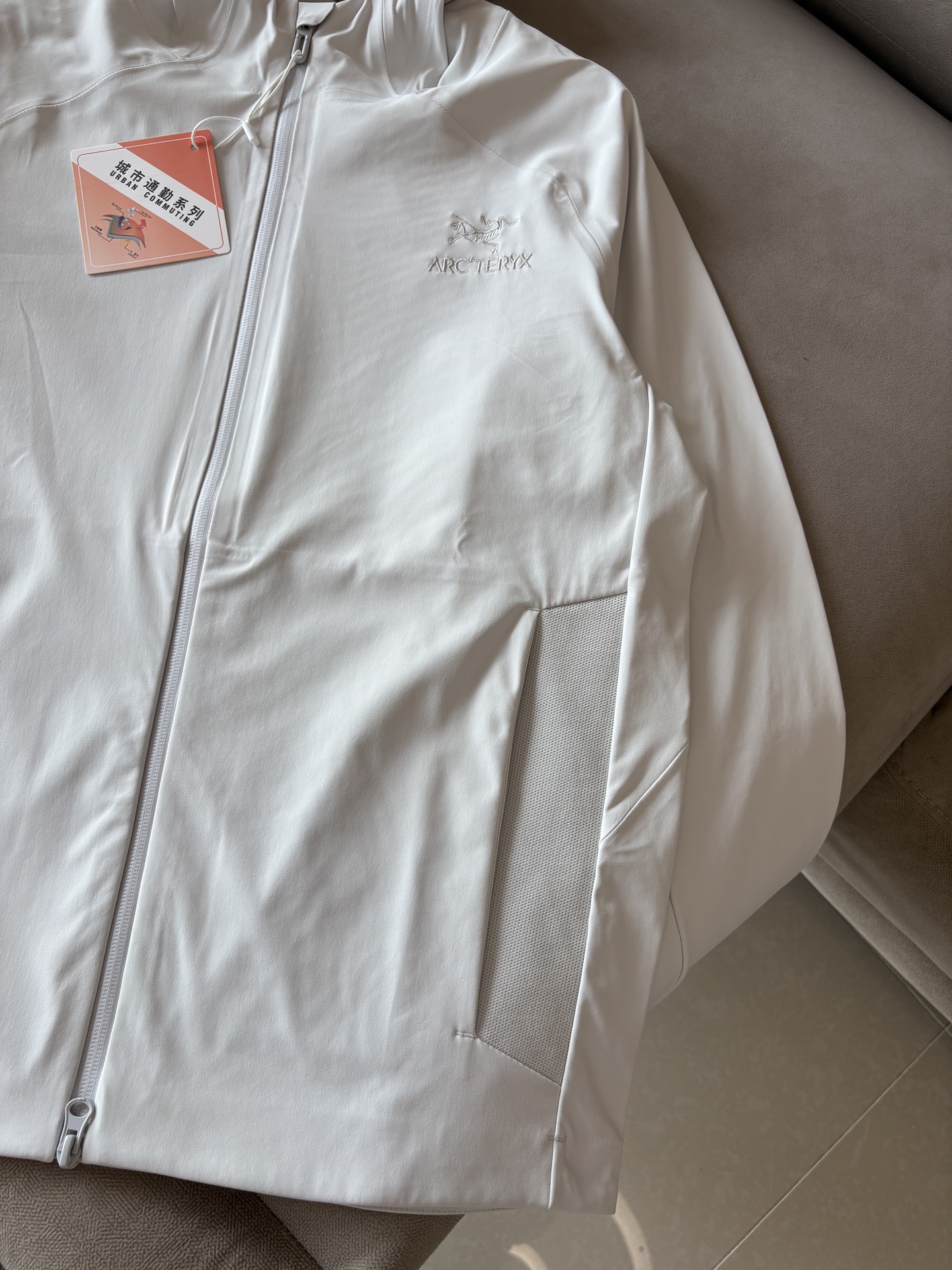 爆款 顶配 Beta SL冲锋衣是一款专为户外探险设计的高性能外套。采用GORE-TEX 面料。具备卓越