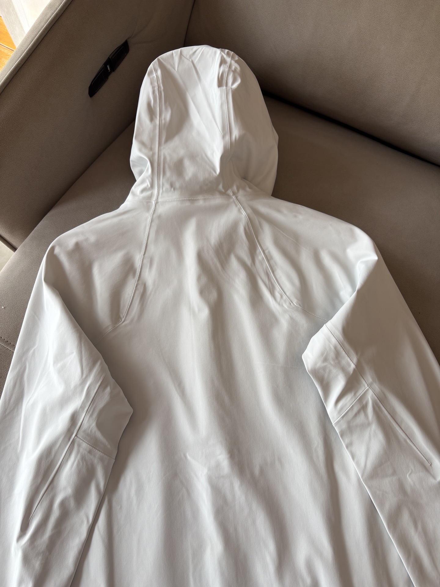 爆款 顶配 Beta SL冲锋衣是一款专为户外探险设计的高性能外套。采用GORE-TEX 面料。具备卓越