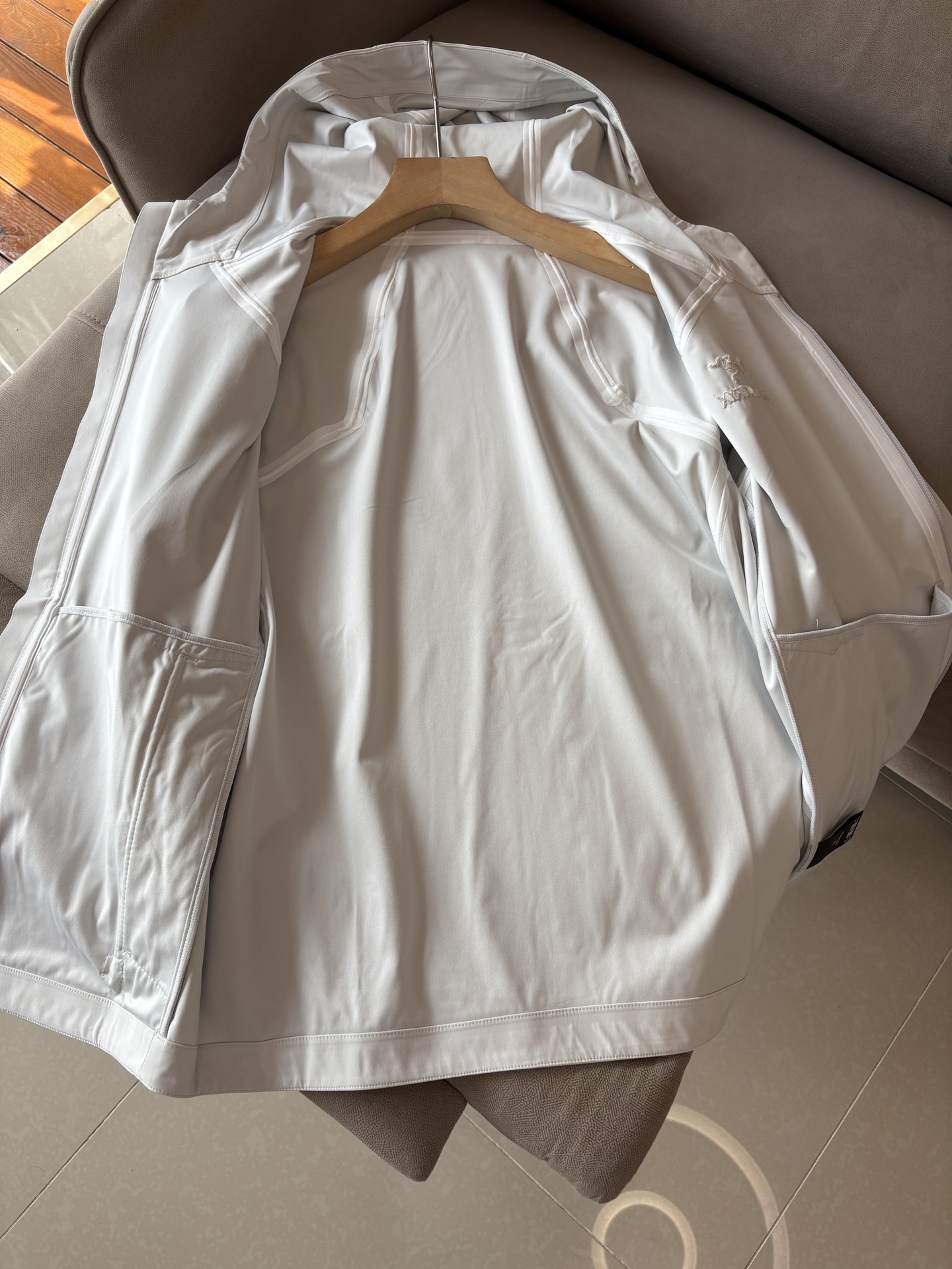 爆款 顶配 Beta SL冲锋衣是一款专为户外探险设计的高性能外套。采用GORE-TEX 面料。具备卓越