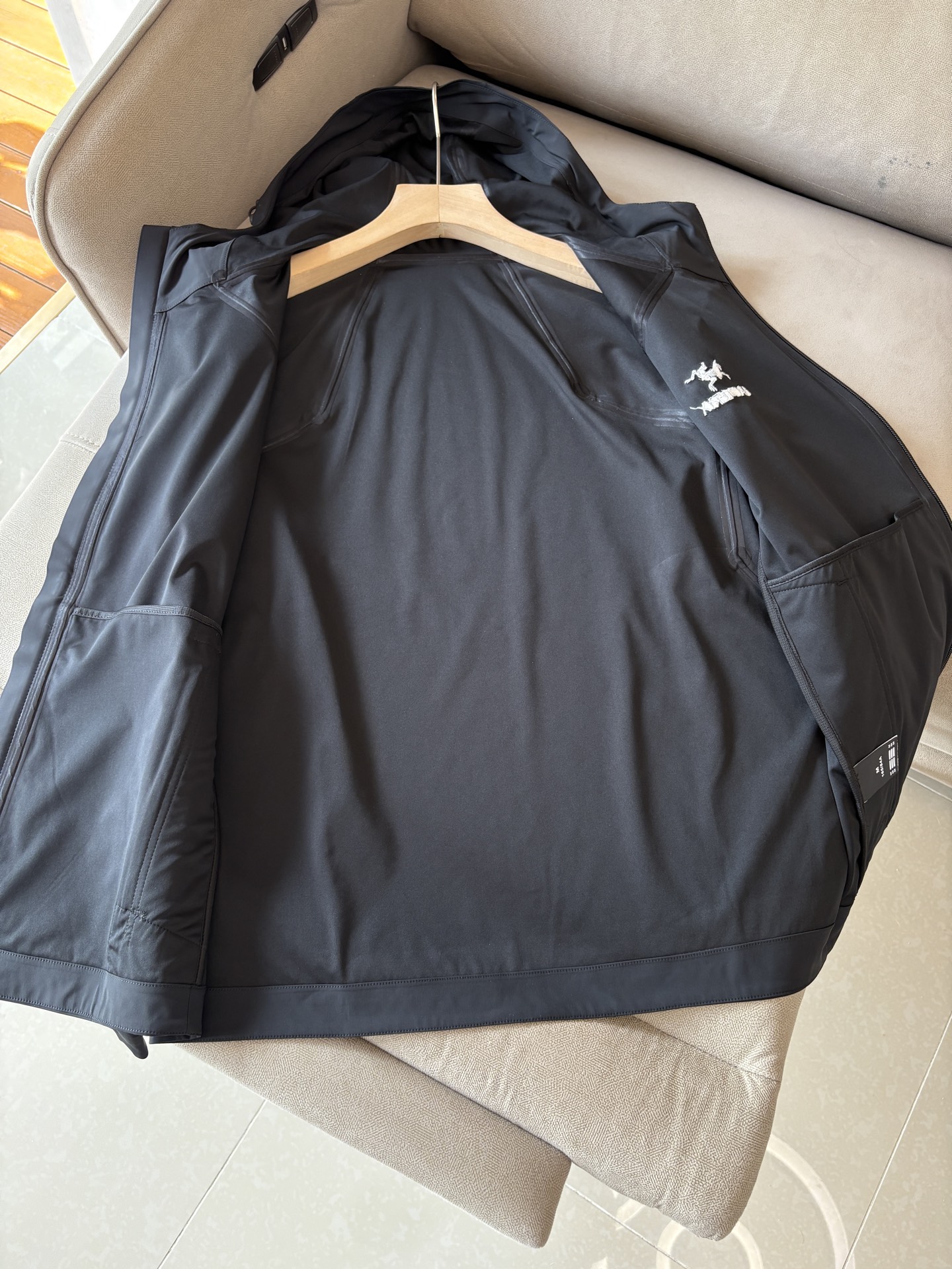 爆款 顶配 Beta SL冲锋衣是一款专为户外探险设计的高性能外套。采用GORE-TEX 面料。具备卓越