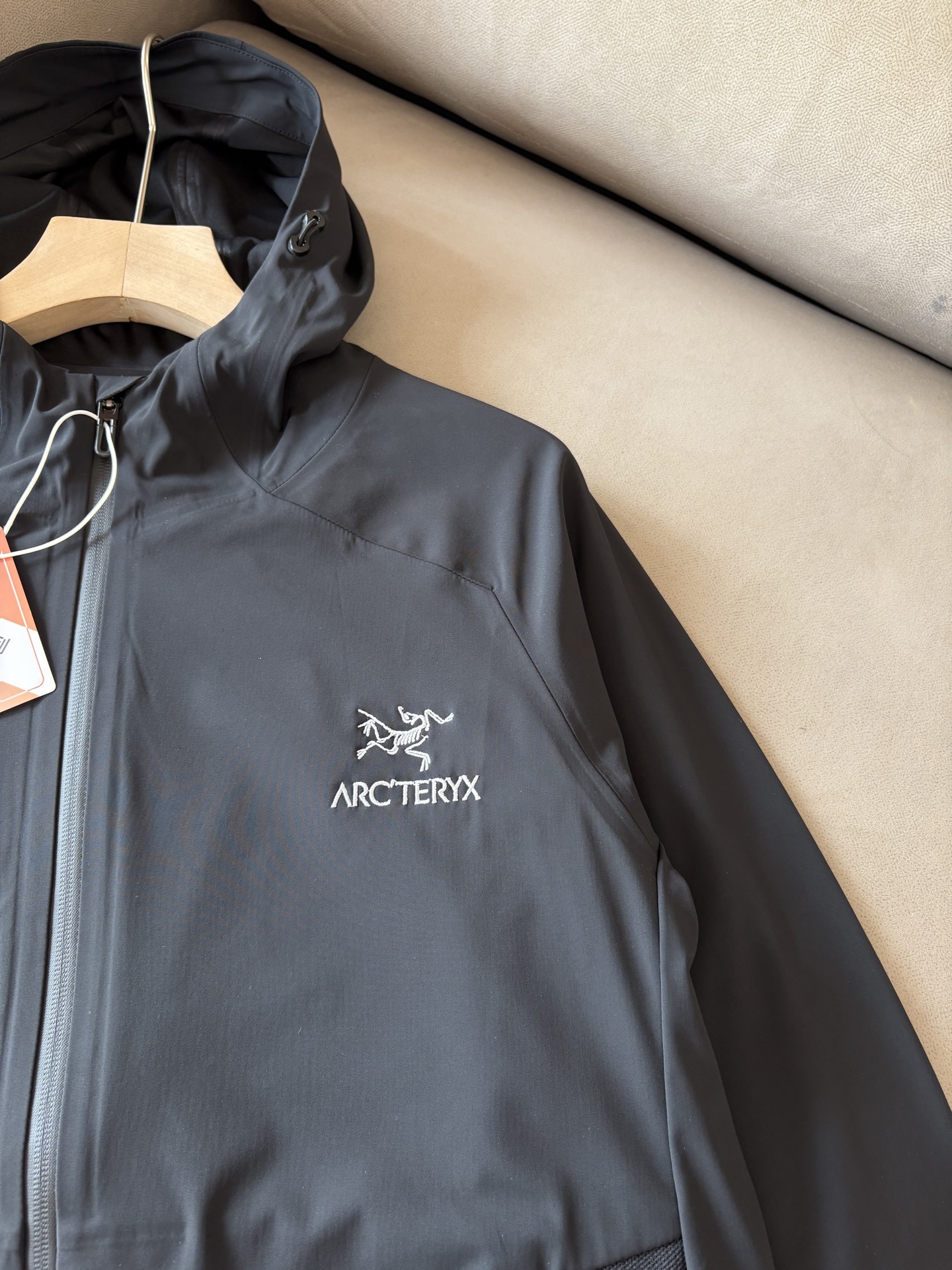 爆款 顶配 Beta SL冲锋衣是一款专为户外探险设计的高性能外套。采用GORE-TEX 面料。具备卓越