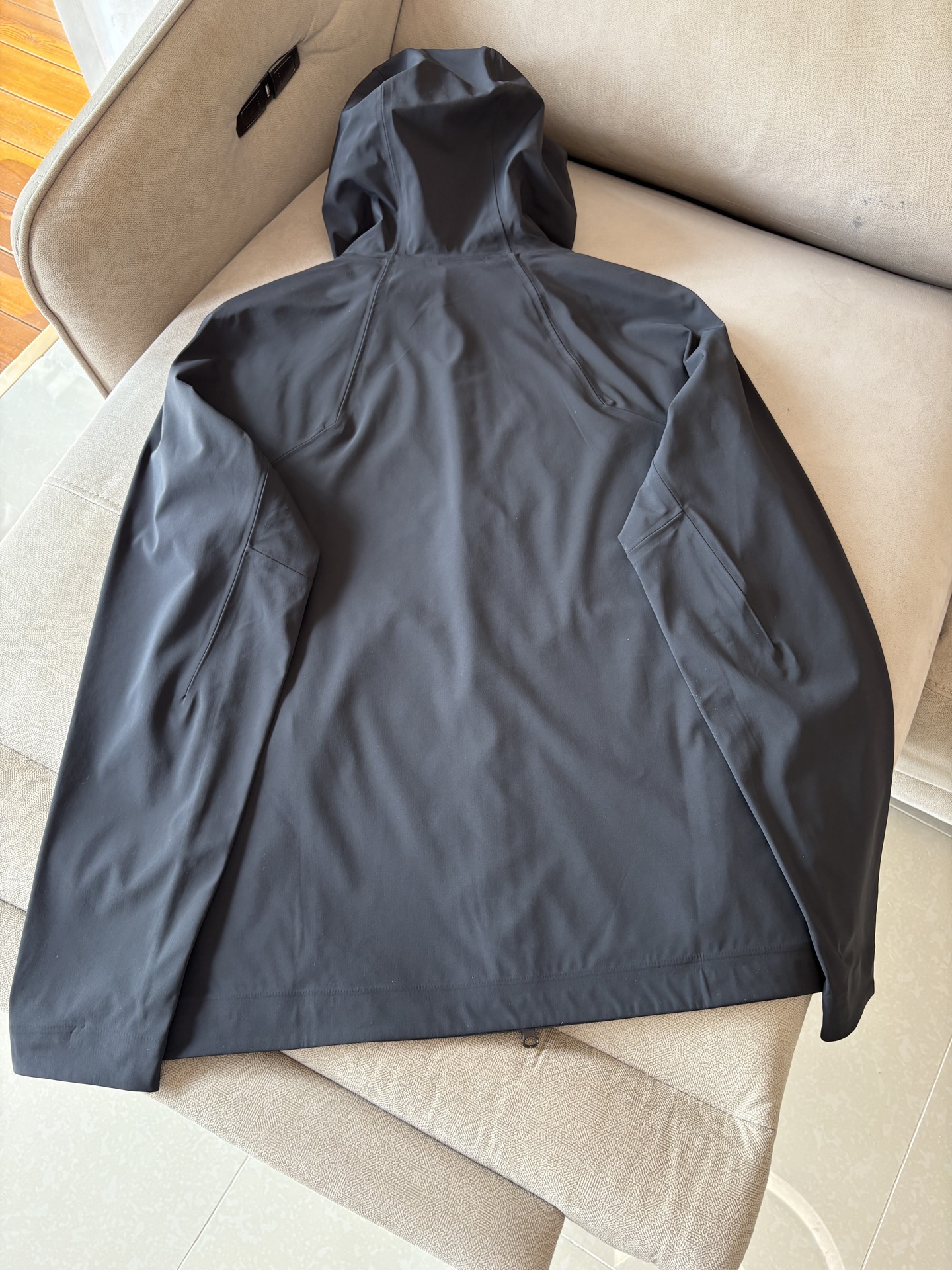 爆款 顶配 Beta SL冲锋衣是一款专为户外探险设计的高性能外套。采用GORE-TEX 面料。具备卓越