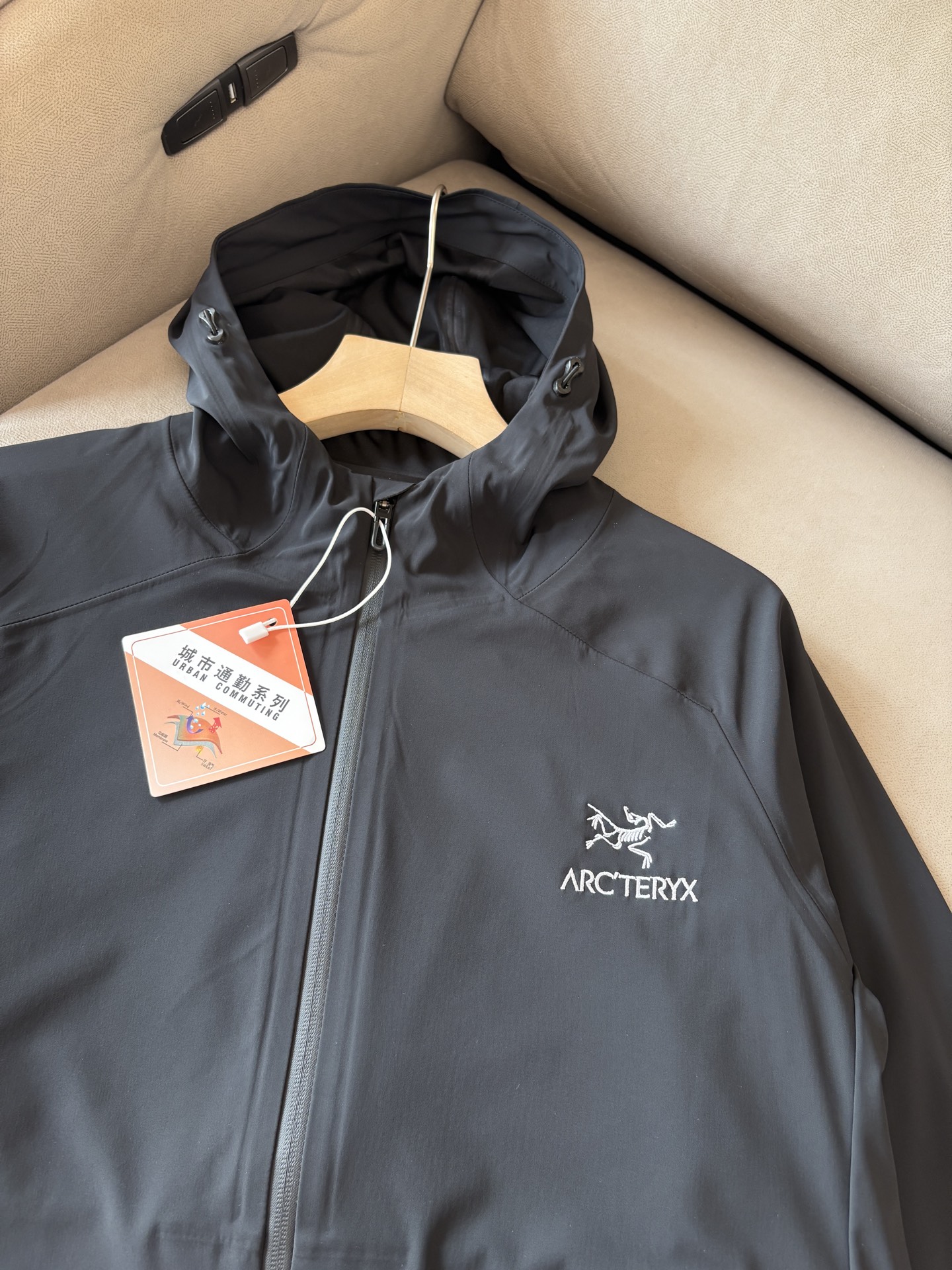 爆款 顶配 Beta SL冲锋衣是一款专为户外探险设计的高性能外套。采用GORE-TEX 面料。具备卓越