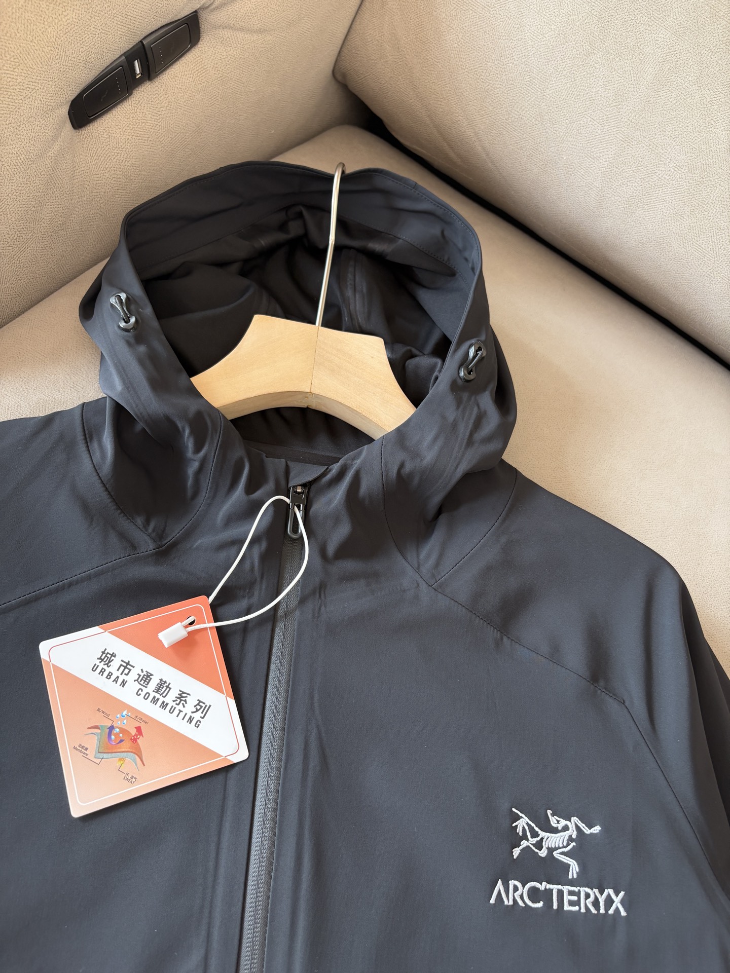 爆款 顶配 Beta SL冲锋衣是一款专为户外探险设计的高性能外套。采用GORE-TEX 面料。具备卓越