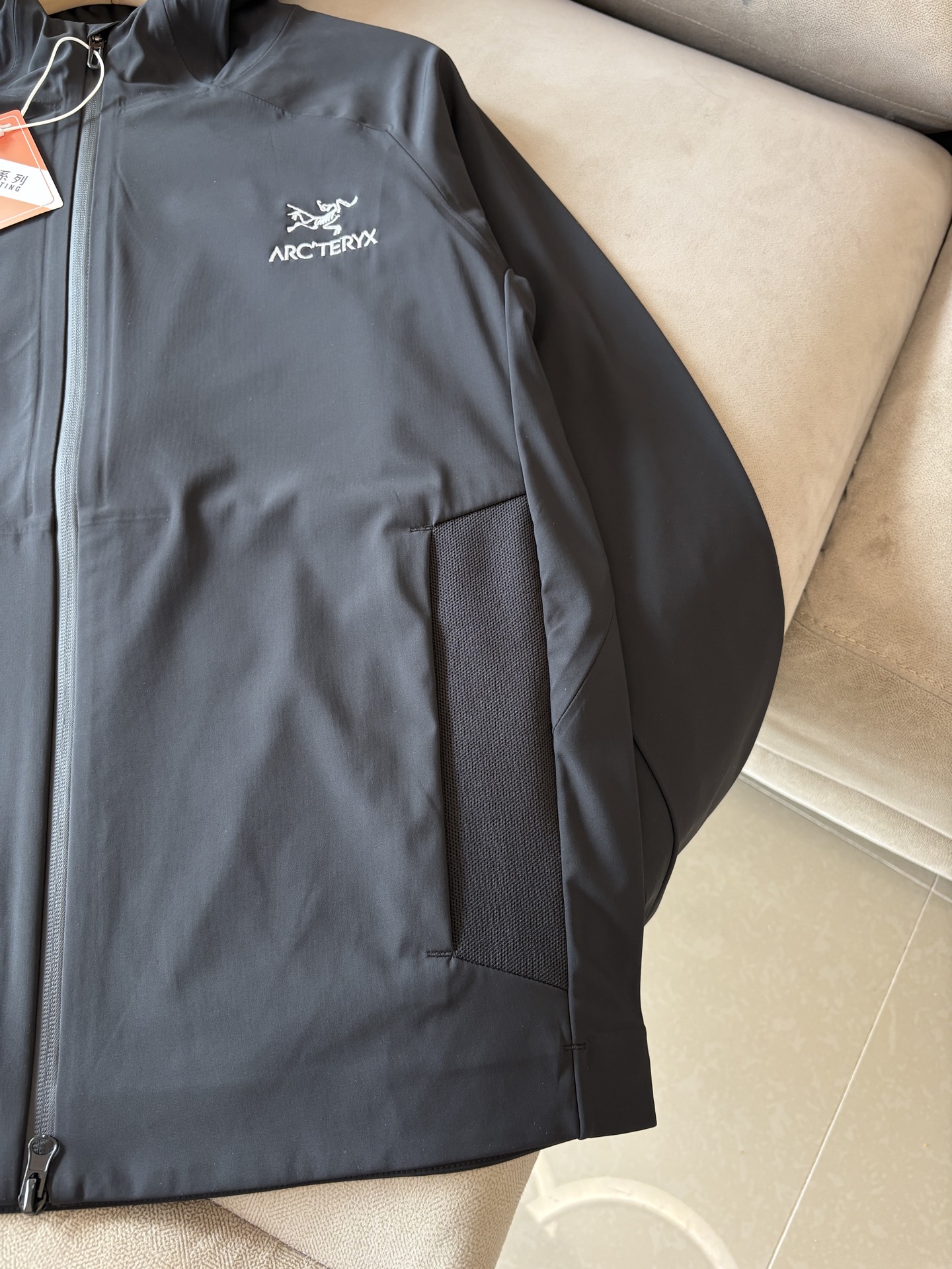 爆款 顶配 Beta SL冲锋衣是一款专为户外探险设计的高性能外套。采用GORE-TEX 面料。具备卓越