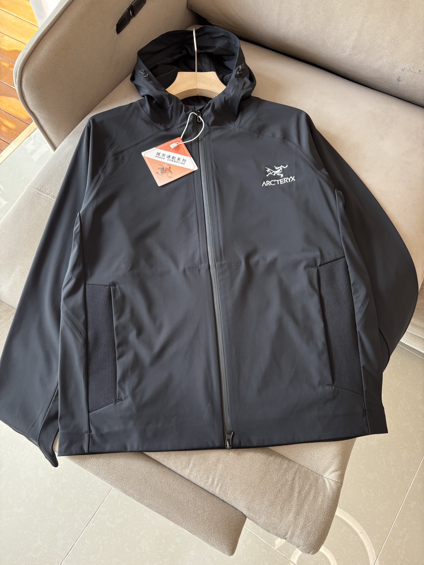 NO:528594,Top-up Beta SL jacket is a high-performance jacket designed for outdoor adventure. It is made of GORE-TEX fabric. It has excellent waterproof and breathable properties to ensure that it remains dry and comfortable in bad weather. Its high-quality design makes it easy to carry and is ideal for long-term hiking and traveling. The new Beta SL color is not only fashionable and eye-catching, but also increases visibility during outdoor activities and improves safety. The unique StormHood hood design provides comprehensive head protection without affecting the field of view. The underarm zipper design enhances breathability and prevents overheating. Whether it is mountaineering, hiking or daily commuting, the Archaeoptera Beta SL Sequoia jacket is an indispensable choice for you. Black color; beige size M-XXXL, arc'teryx, jackets &  coats, hats, alexander wang19860909爆款 顶配 Beta SL冲锋衣是一款专为户外探险设计的高性能外套. 采用GORE-TEX 面料. 具备卓越的防水透气性能,确保在恶劣天气下依然保持干爽舒适. 其高质量设计使其便于携带,非常适合长时间的徒步和旅行. Beta SL新色不仅时尚亮眼,还增加了户外活动中的可见性,提升安全性.独特的 StormHood帽兜设计,提供全面的头部保护,同时不影响视野. 腋下拉链设计增强了透气性,防止过热.无论是登山、徒步还是日常通勤,始祖鸟Beta SL红杉色冲锋衣都是您不可或缺的理想选择. 颜色黑色；米白 尺码M-XXXL,arc'teryx,jackets & coats,hats,alexander wang,Men's clothing