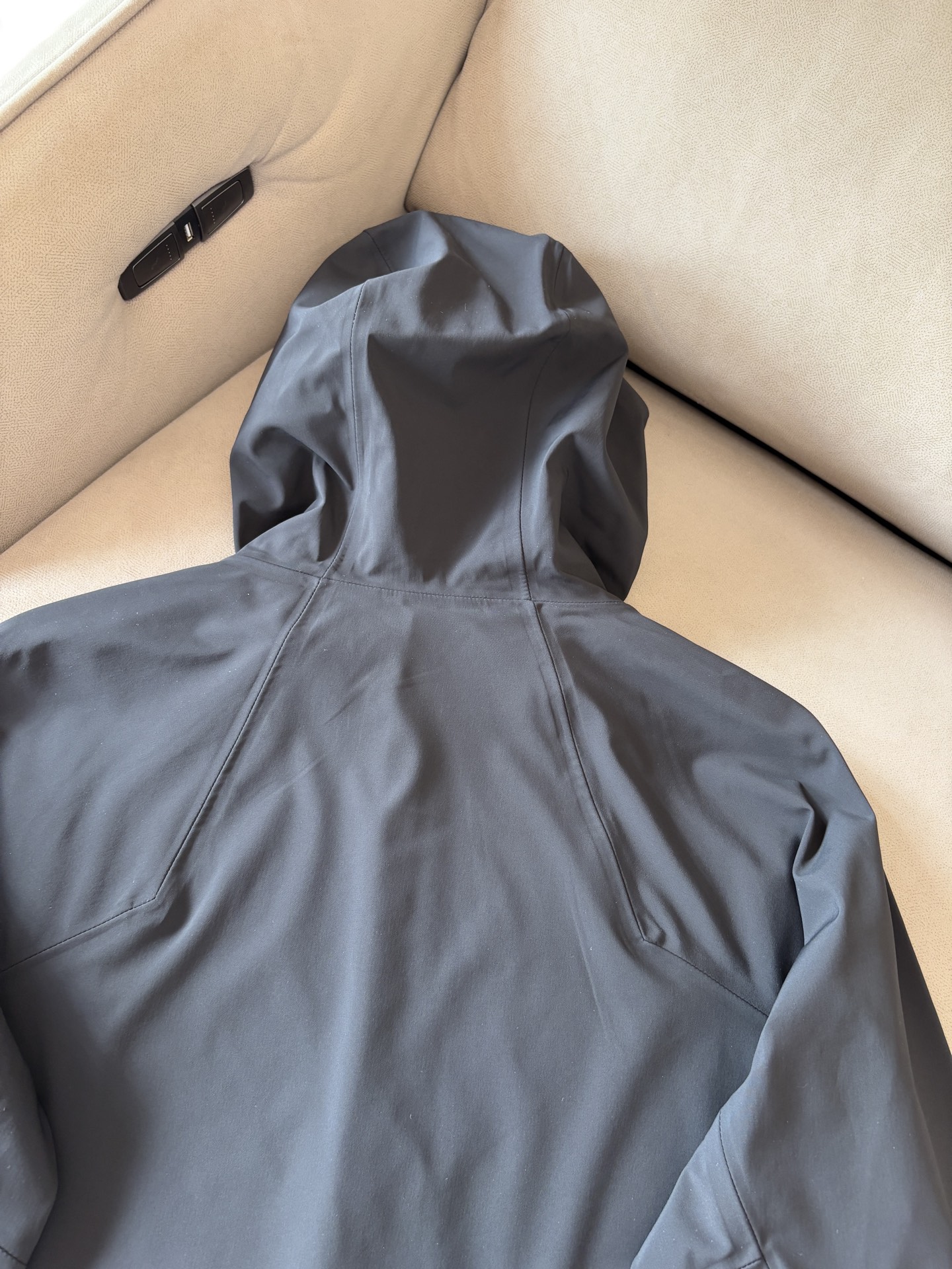 爆款 顶配 Beta SL冲锋衣是一款专为户外探险设计的高性能外套。采用GORE-TEX 面料。具备卓越