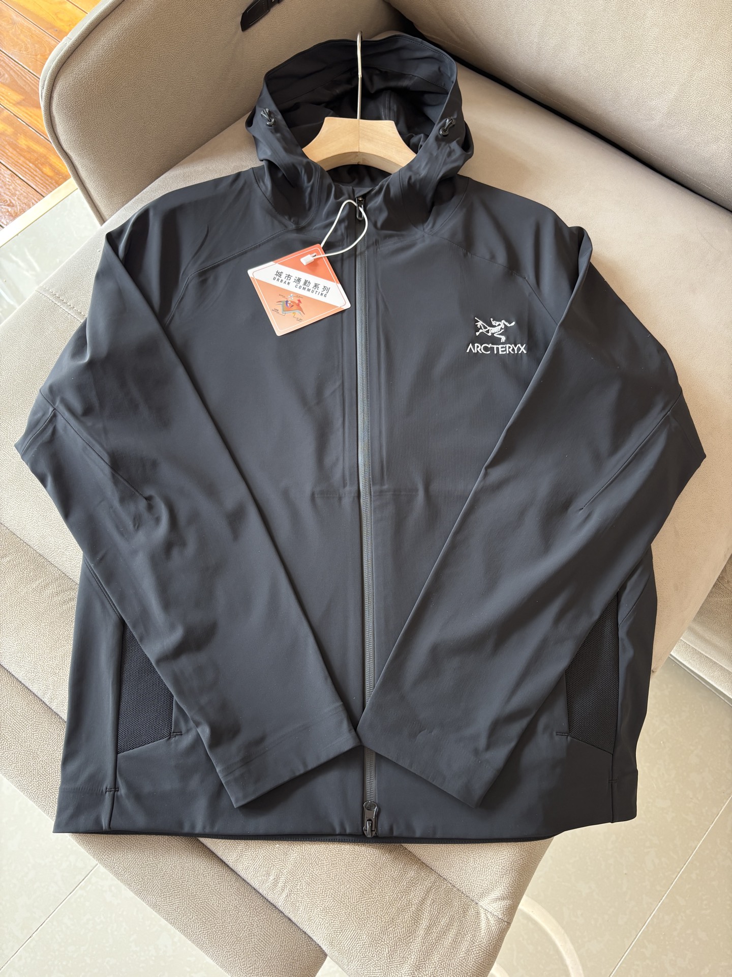 爆款 顶配 Beta SL冲锋衣是一款专为户外探险设计的高性能外套。采用GORE-TEX 面料。具备卓越