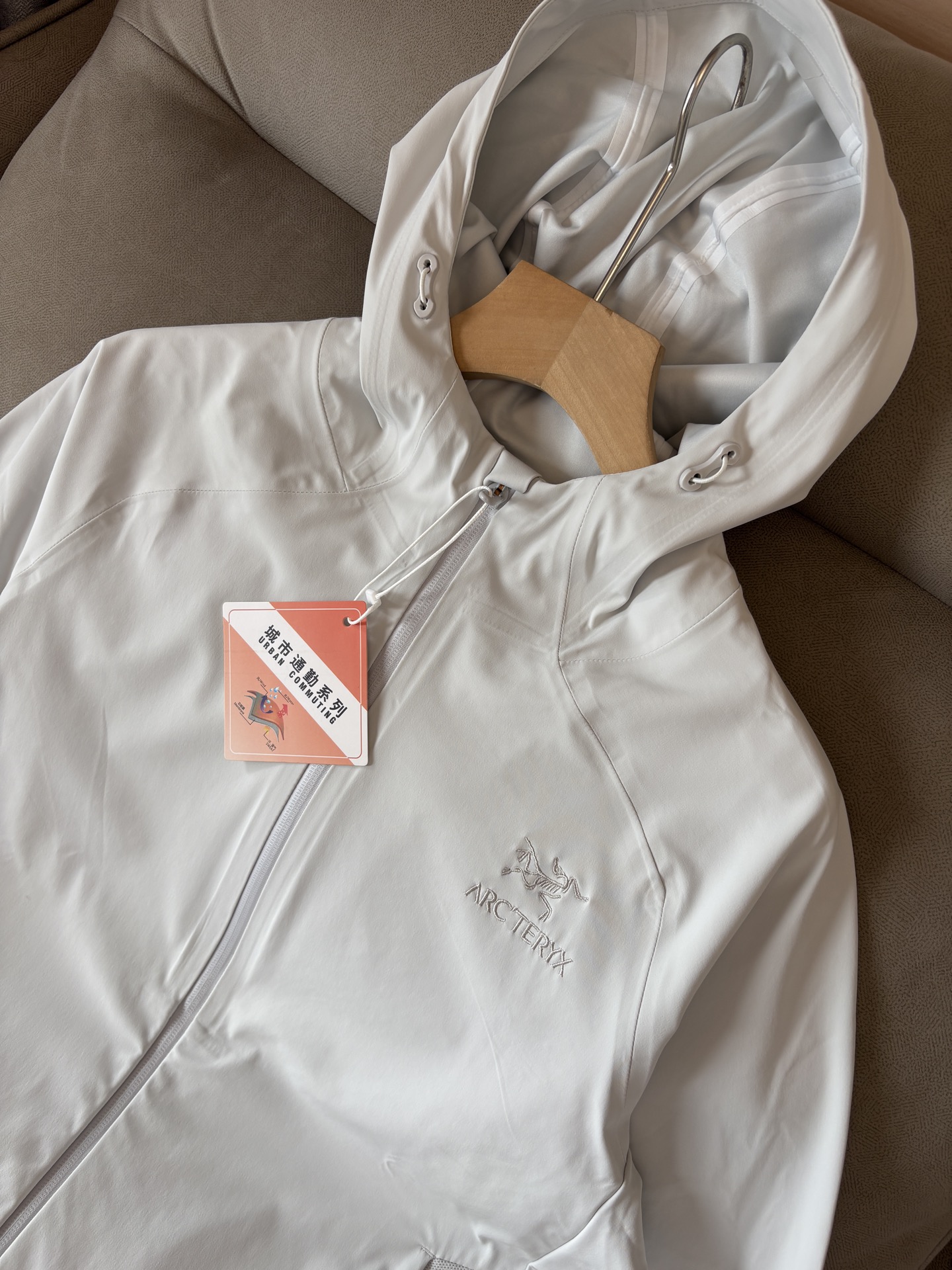 爆款 顶配 Beta SL冲锋衣是一款专为户外探险设计的高性能外套。采用GORE-TEX 面料。具备卓越