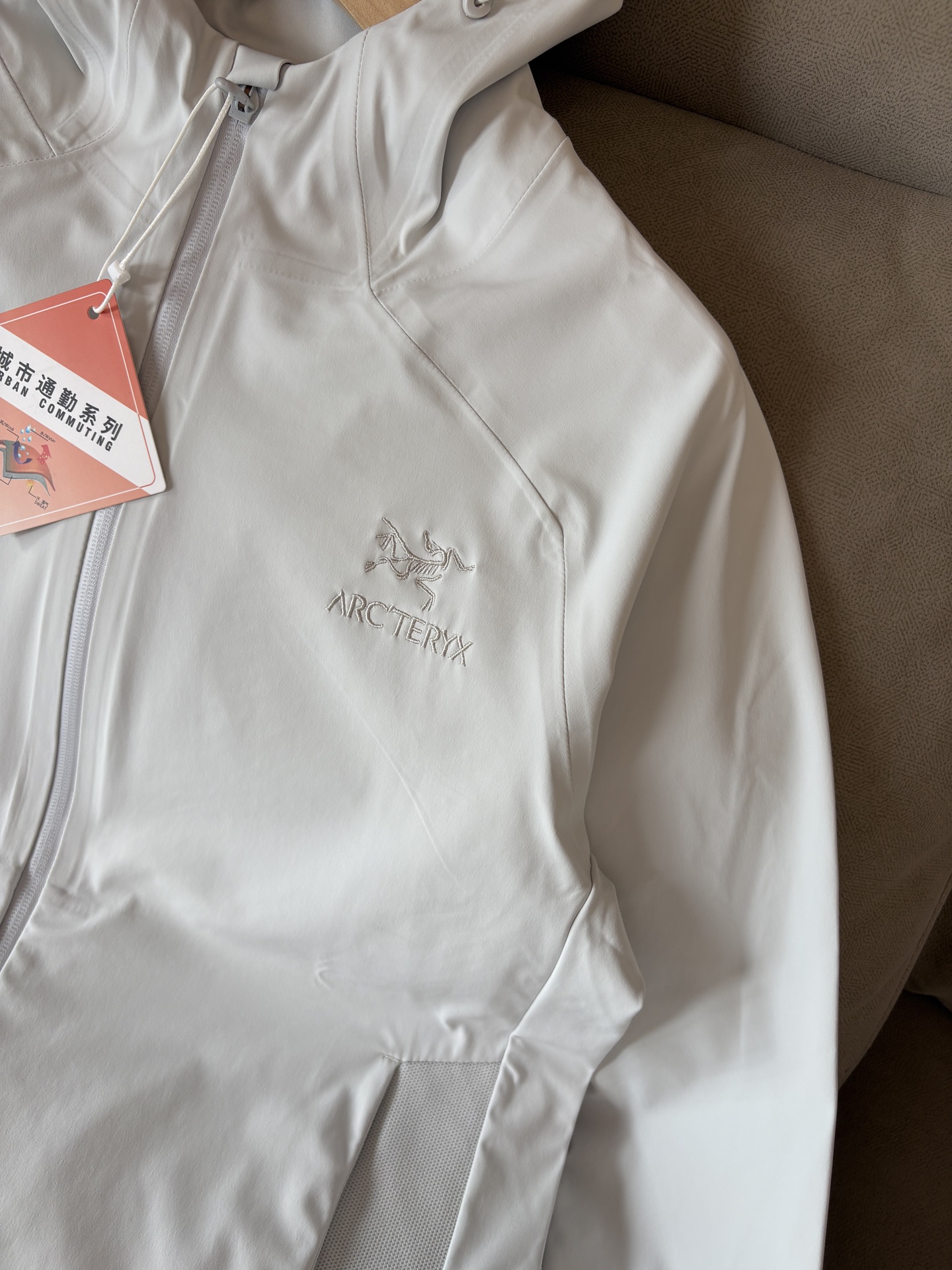 爆款 顶配 Beta SL冲锋衣是一款专为户外探险设计的高性能外套。采用GORE-TEX 面料。具备卓越