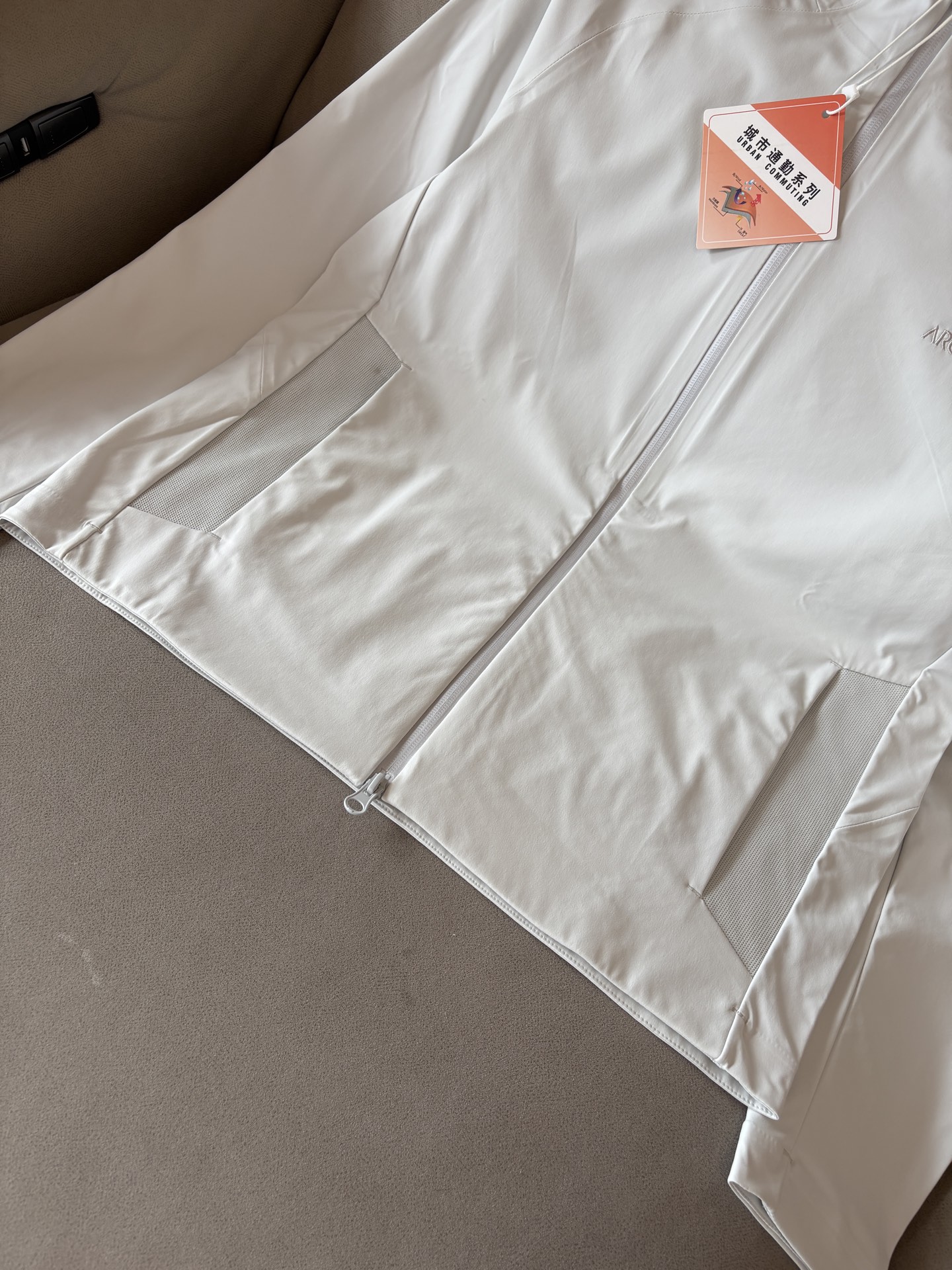 爆款 顶配 Beta SL冲锋衣是一款专为户外探险设计的高性能外套。采用GORE-TEX 面料。具备卓越