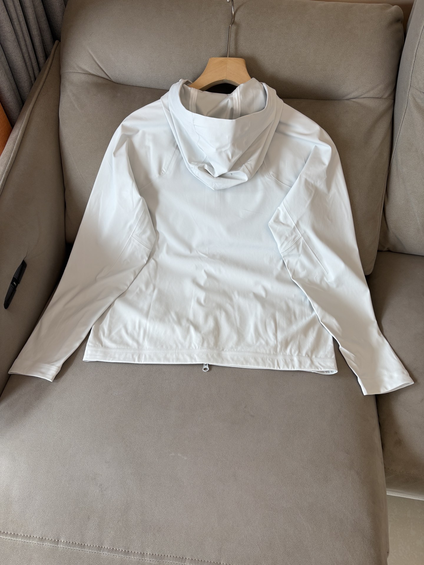 爆款 顶配 Beta SL冲锋衣是一款专为户外探险设计的高性能外套。采用GORE-TEX 面料。具备卓越