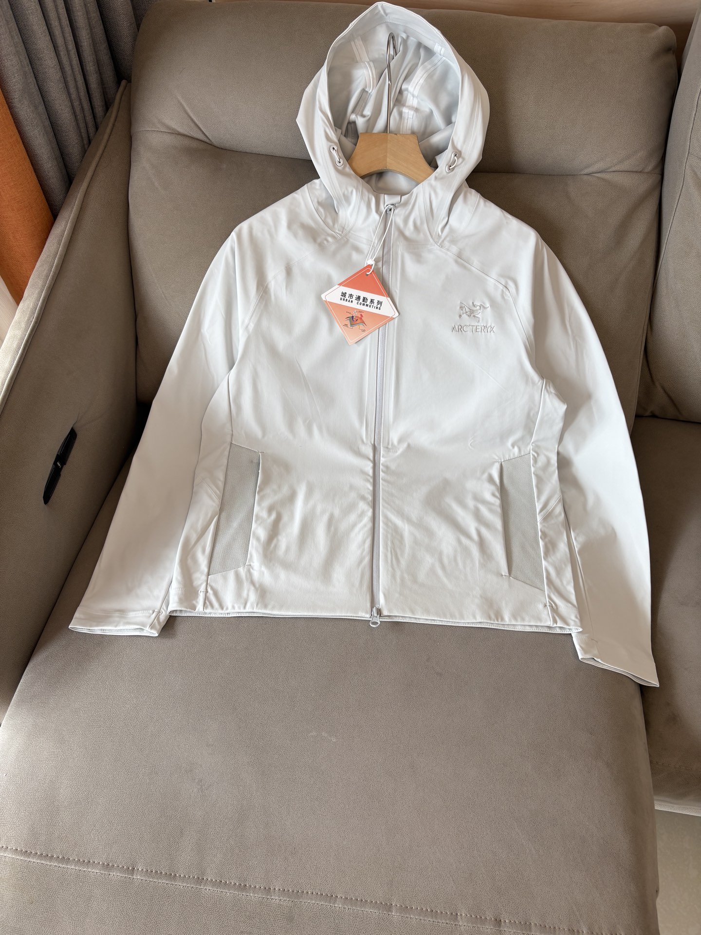 爆款 顶配 Beta SL冲锋衣是一款专为户外探险设计的高性能外套。采用GORE-TEX 面料。具备卓越