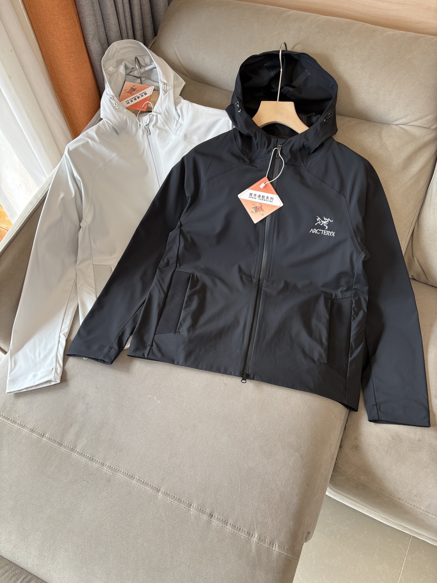 NO:519038,Top-up Beta SL jacket is a high-performance jacket designed for outdoor adventure. It is made of GORE-TEX fabric. It has excellent waterproof and breathable properties to ensure that it remains dry and comfortable in bad weather. Its high-quality design makes it easy to carry and is ideal for long-term hiking and traveling. The new Beta SL color is not only fashionable and eye-catching, but also increases visibility during outdoor activities and improves safety. The unique StormHood hood design provides comprehensive head protection without affecting the field of view. The underarm zipper design enhances breathability and prevents overheating. Whether it is mountaineering, hiking or daily commuting, the Archaeoptera Beta SL Sequoia jacket is an indispensable choice for you. Black color; beige size M-XXXL, arc'teryx, jackets &  coats, hats, alexander wang19860909爆款 顶配 Beta SL冲锋衣是一款专为户外探险设计的高性能外套. 采用GORE-TEX 面料. 具备卓越的防水透气性能,确保在恶劣天气下依然保持干爽舒适. 其高质量设计使其便于携带,非常适合长时间的徒步和旅行. Beta SL新色不仅时尚亮眼,还增加了户外活动中的可见性,提升安全性.独特的 StormHood帽兜设计,提供全面的头部保护,同时不影响视野. 腋下拉链设计增强了透气性,防止过热.无论是登山、徒步还是日常通勤,始祖鸟Beta SL红杉色冲锋衣都是您不可或缺的理想选择. 颜色黑色；米白 尺码M-XXXL,arc'teryx,jackets & coats,hats,alexander wang,Men's clothing