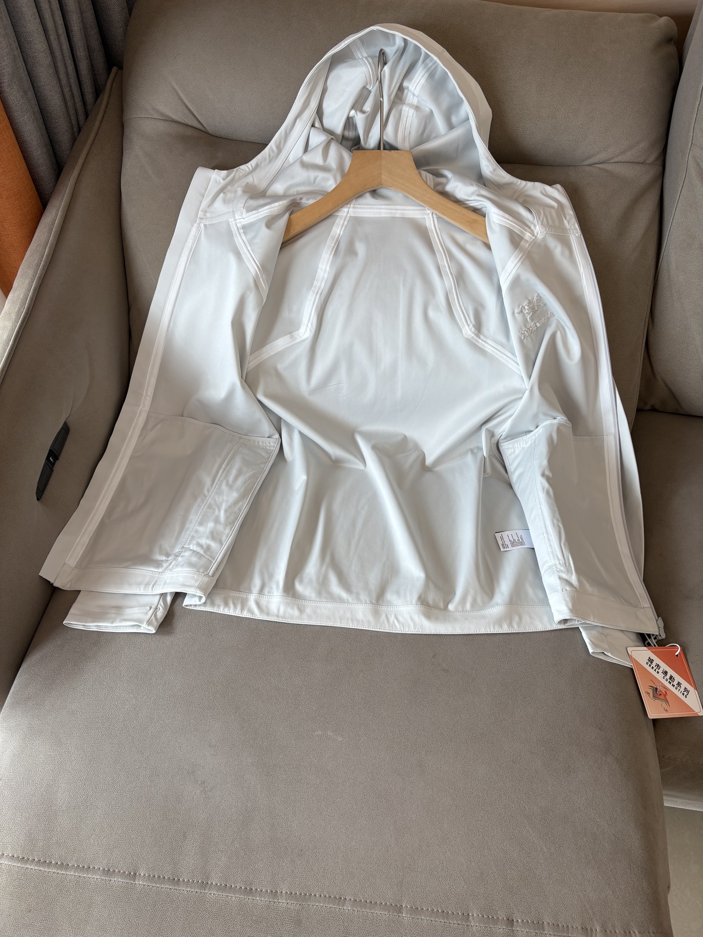 爆款 顶配 Beta SL冲锋衣是一款专为户外探险设计的高性能外套。采用GORE-TEX 面料。具备卓越