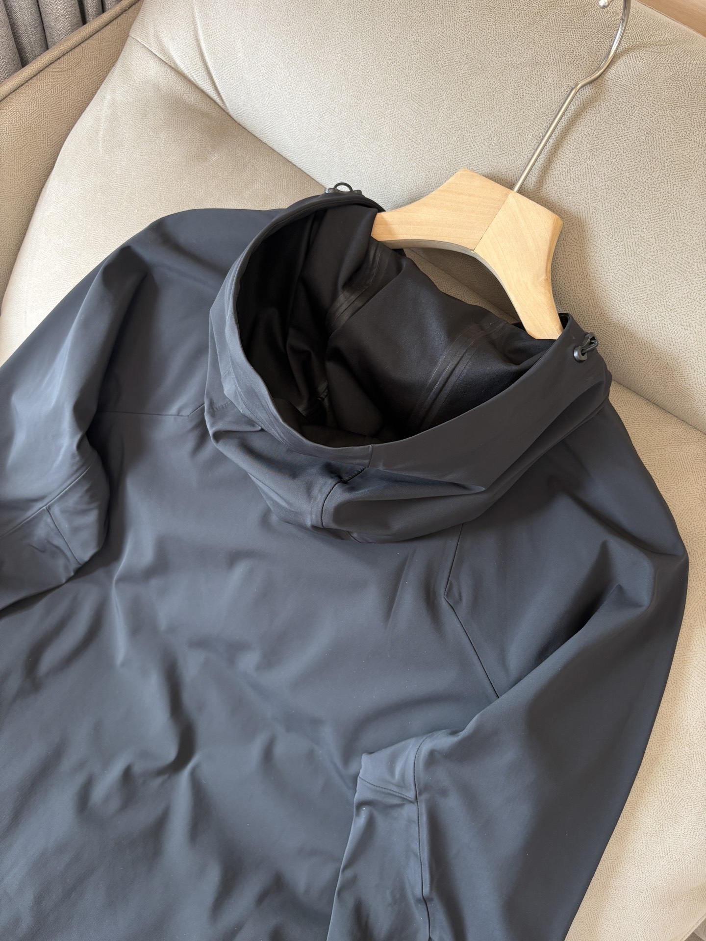 爆款 顶配 Beta SL冲锋衣是一款专为户外探险设计的高性能外套。采用GORE-TEX 面料。具备卓越