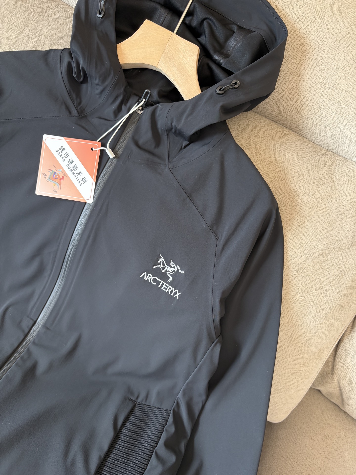 爆款 顶配 Beta SL冲锋衣是一款专为户外探险设计的高性能外套。采用GORE-TEX 面料。具备卓越