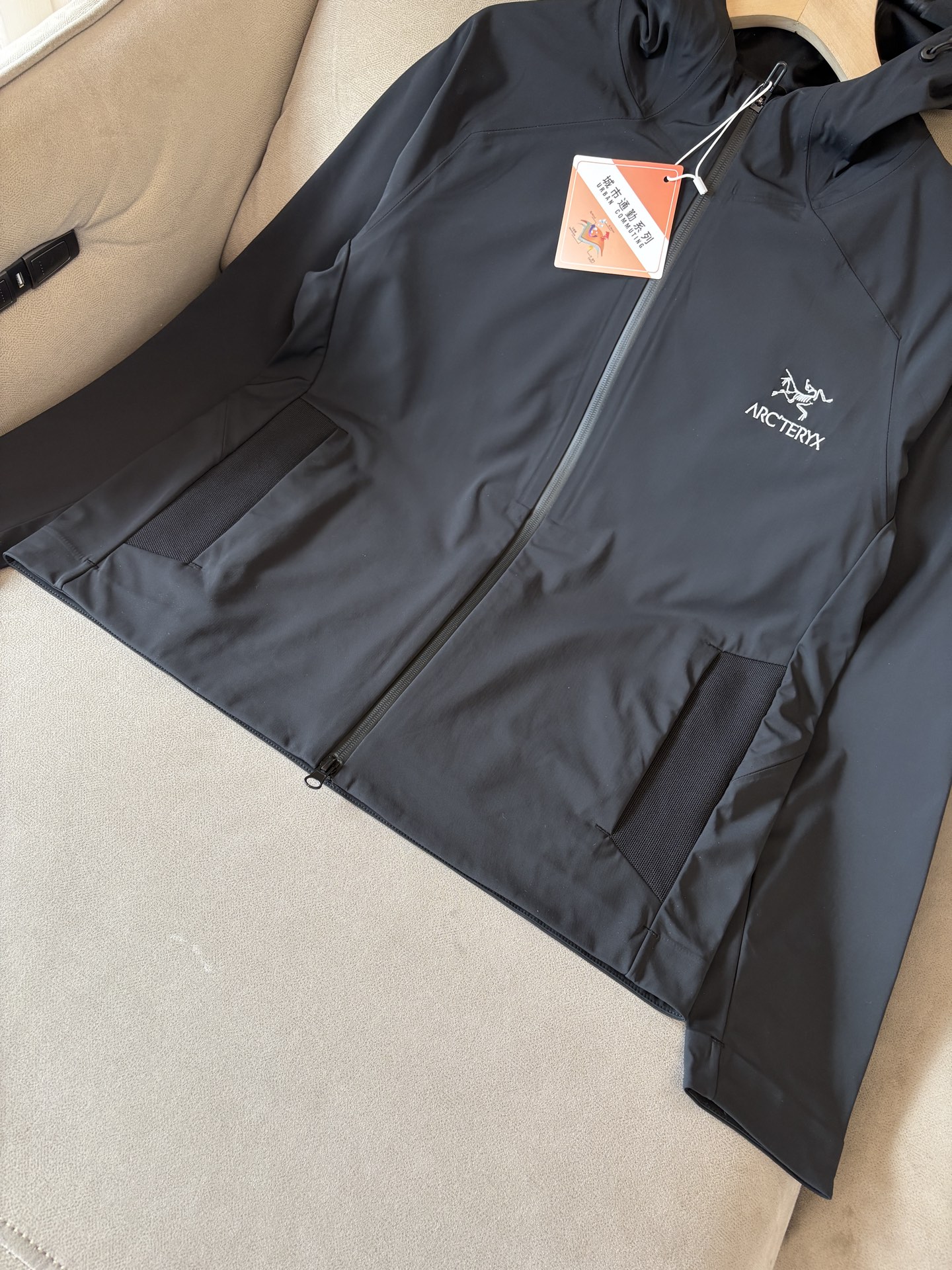 爆款 顶配 Beta SL冲锋衣是一款专为户外探险设计的高性能外套。采用GORE-TEX 面料。具备卓越