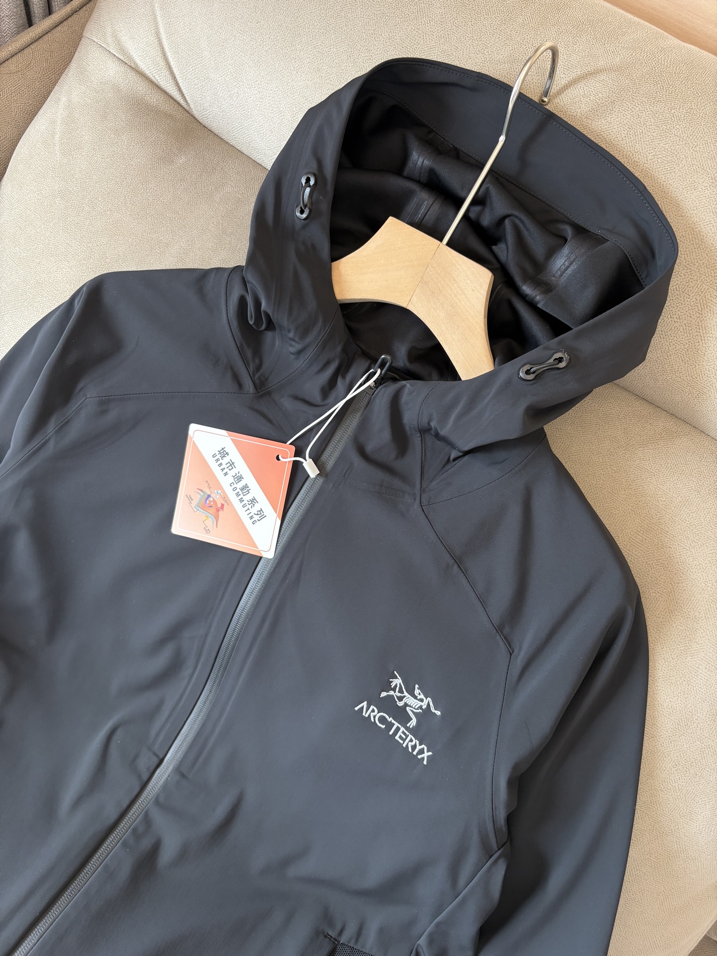 爆款 顶配 Beta SL冲锋衣是一款专为户外探险设计的高性能外套。采用GORE-TEX 面料。具备卓越