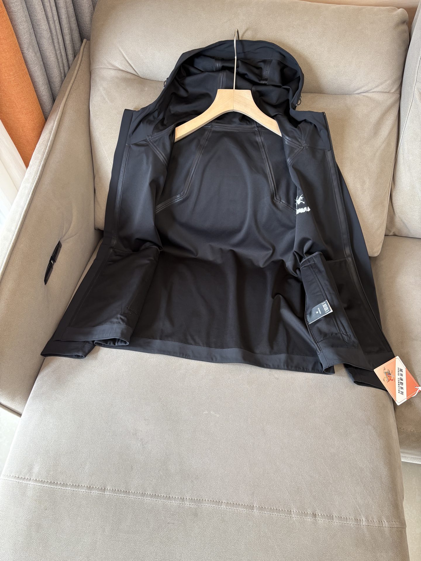 爆款 顶配 Beta SL冲锋衣是一款专为户外探险设计的高性能外套。采用GORE-TEX 面料。具备卓越