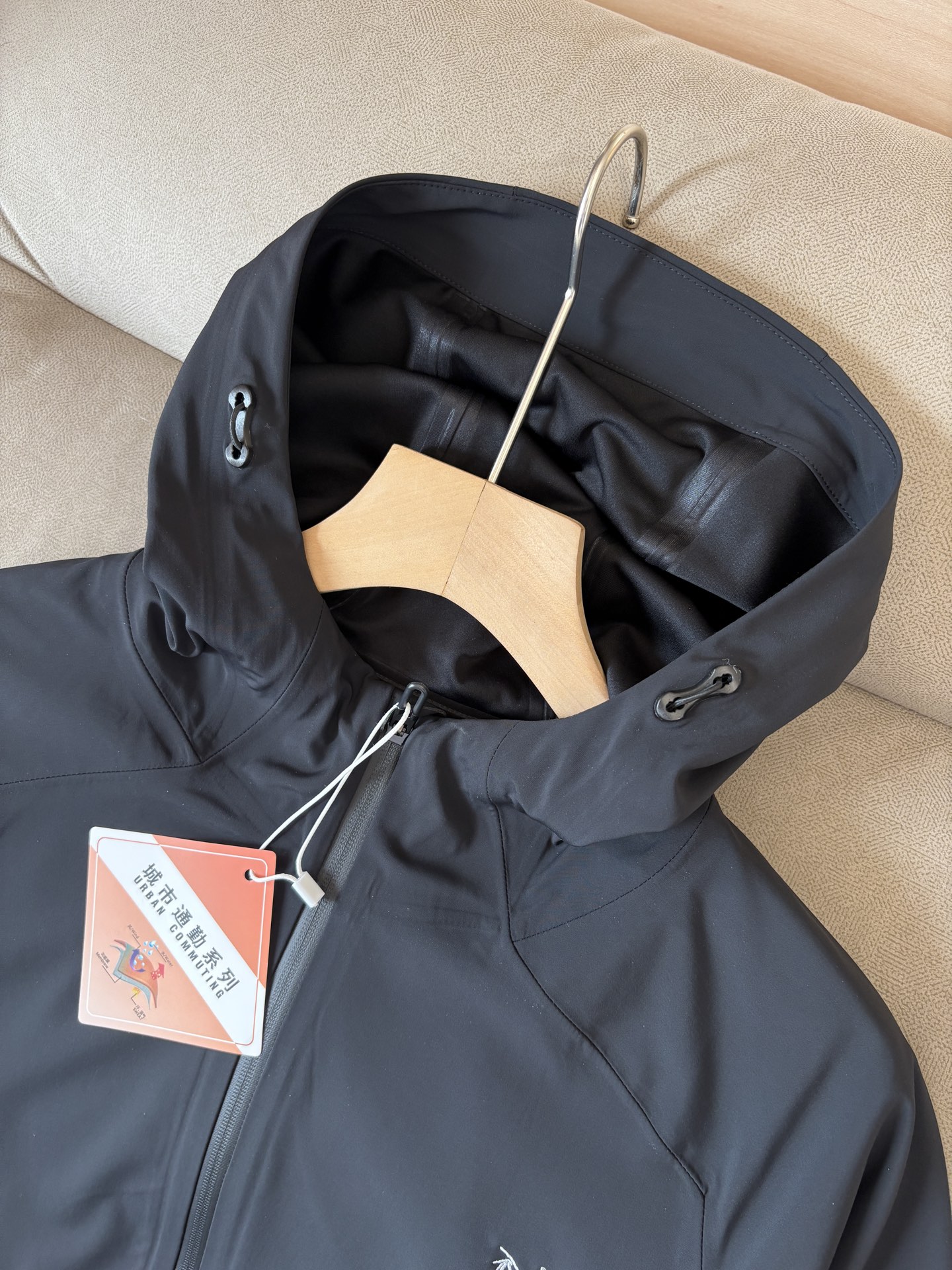 爆款 顶配 Beta SL冲锋衣是一款专为户外探险设计的高性能外套。采用GORE-TEX 面料。具备卓越