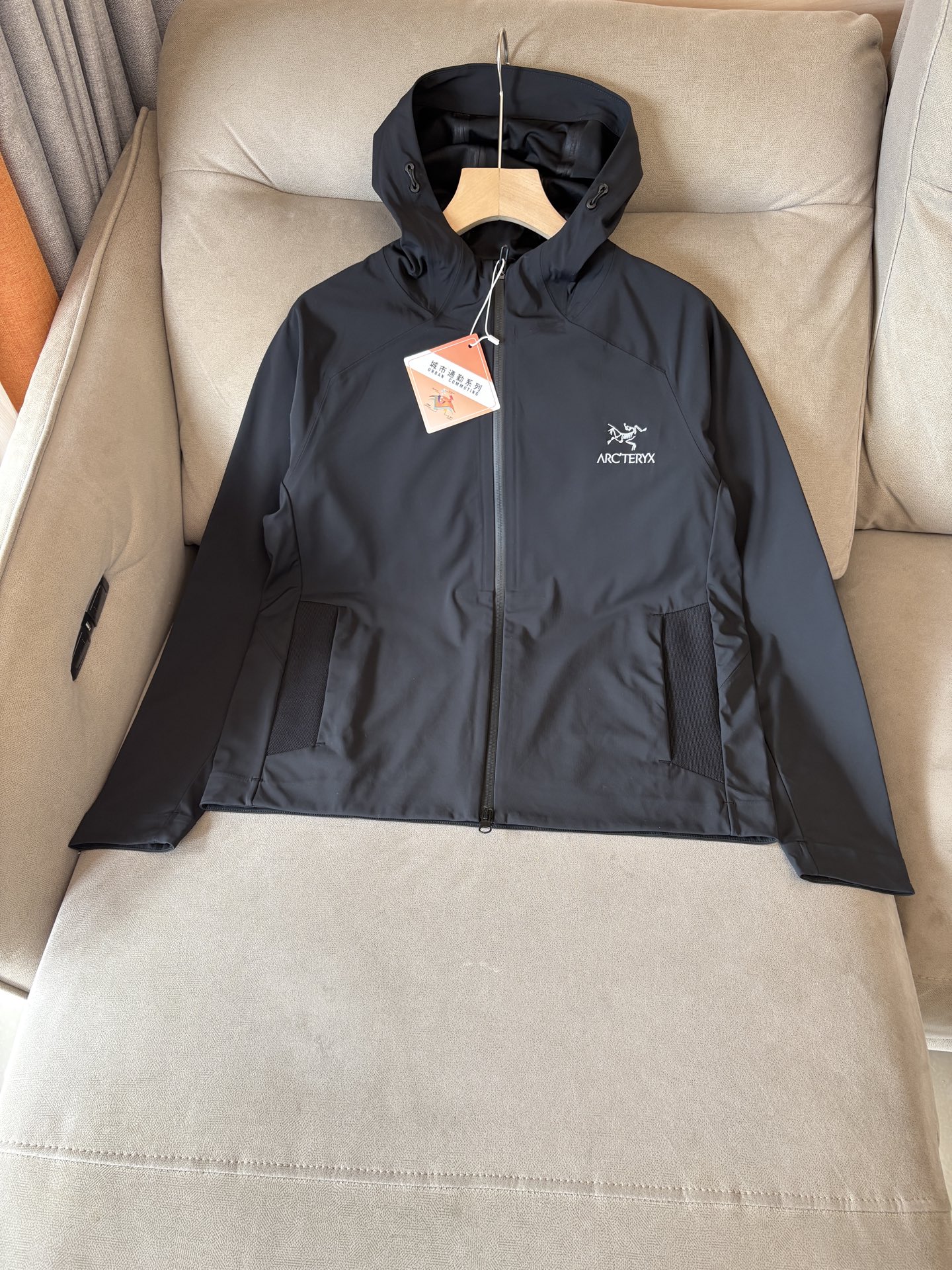 爆款 顶配 Beta SL冲锋衣是一款专为户外探险设计的高性能外套。采用GORE-TEX 面料。具备卓越