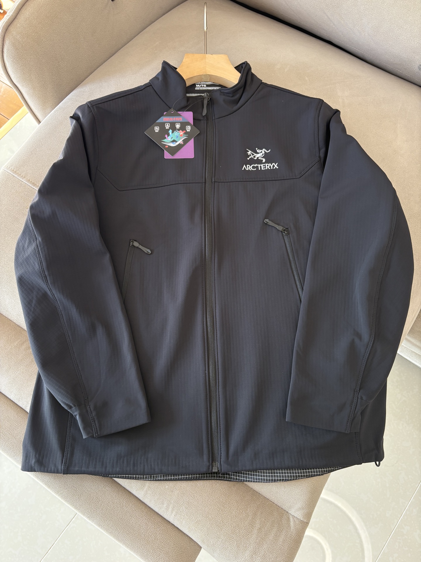 NO:540659,The latest 5A-level antibacterial, bionic, aerial nano, and new spinning composite production of several new multi-filled aerogel cotton features heat storage and temperature locking, light material, long-lasting antibacterial, mite removal and sterilization. The surface cloth adopts the principle of lotus leaf water repellent, and the inner layer uses anti-hive porous materials to form microporous composite fabrics through special process technology, which gives the fabric windproof and warmth and water-splashing performance, which can slow the penetration of foreign light rain. At the same time, its good moisture permeability allows the body surface moisture to be discharged in time and keeps dry and comfortable. Code number M-3XL, alexander wang19860909始祖2025最新5A级抑菌 仿生、航 纳米、 新型纺丝几大 术复合生产 的新型多 填充物气凝胶棉 特点蓄热锁温,材质轻盈,持久抑菌,除螨除菌 面布采用荷叶拒水原理 里层采用防蜂巢多孔材料 通过特殊工艺技术形成微多孔复合面料 赋予面料防风保暖,防泼水性能 可以减缓外来小雨渗透 同时其良好透湿性能使体表湿 气及时排出保持干爽舒适. 码数M-3XL,,alexander wang,Men's clothing