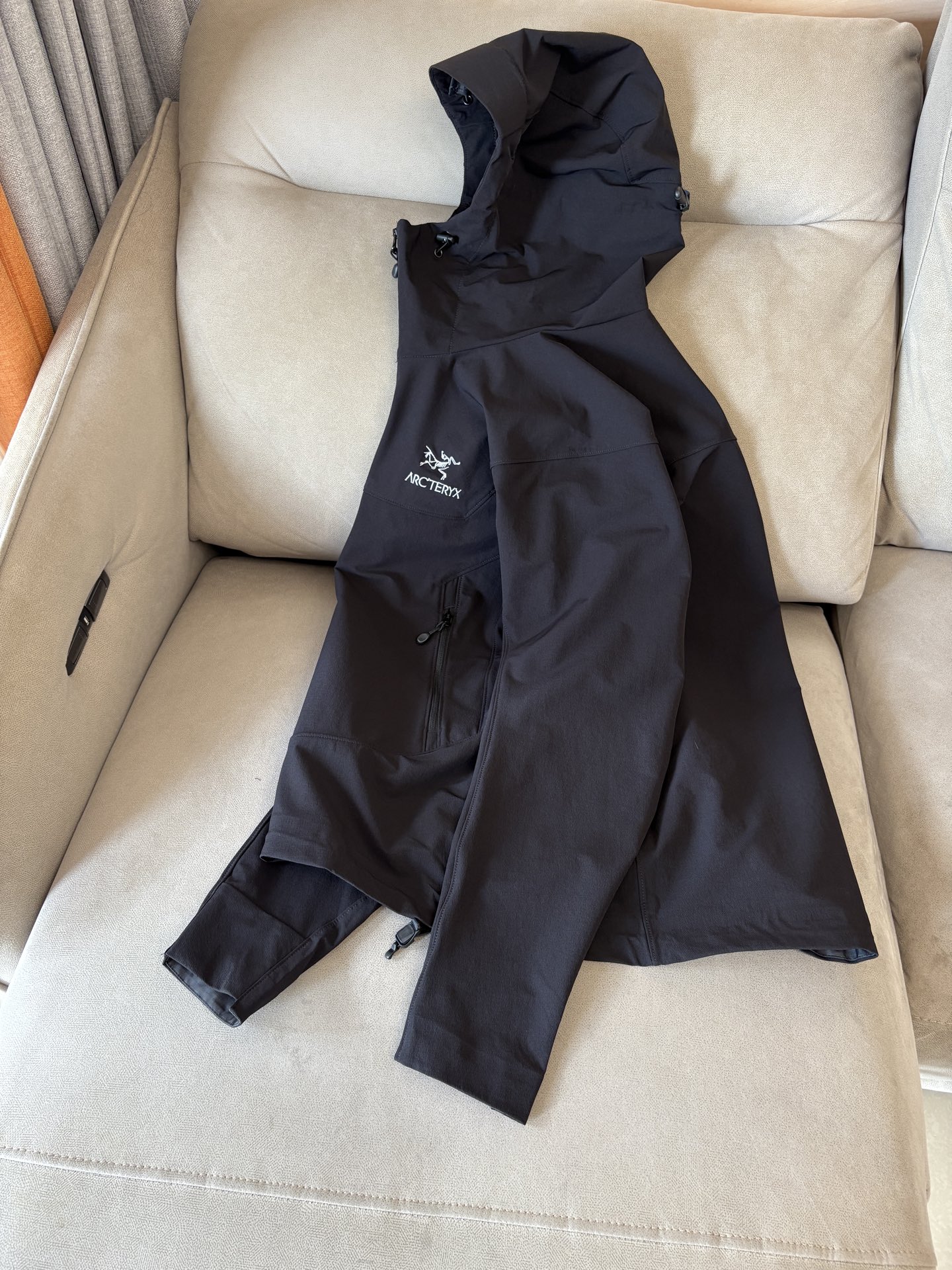 NO:563595,Ancestor 2025's latest 5A-level antibacterial, bionic, aviation, nano, and new spinning technologies are a new type of multi-fill aerogel cotton produced by a combination of several major technologies. It has the characteristics of heat storage and temperature locking, light material, long-lasting antibacterial, mite and sterilization. The surface fabric adopts the lotus leaf water-repellent principle. The inner layer is made of anti-honeycomb porous material. Micro-porous composite fabric is formed through special process technology. It gives the fabric windproof, warm, and water-repellent properties, and can slow down the penetration of external light rain.  At the same time, its good moisture permeability allows moisture to be discharged from the body surface in time to keep you dry and comfortable. Size M-3XL,,alexander wang19860909始祖2025最新5A级抑菌 仿生、航 纳米、 新型纺丝几大 术复合生产 的新型多 填充物气凝胶棉 特点蓄热锁温,材质轻盈,持久抑菌,除螨除菌 面布采用荷叶拒水原理 里层采用防蜂巢多孔材料 通过特殊工艺技术形成微多孔复合面料 赋予面料防风保暖,防泼水性能 可以减缓外来小雨渗透 同时其良好透湿性能使体表湿 气及时排出保持干爽舒适. 码数M-3XL,,alexander wang,Men's clothing