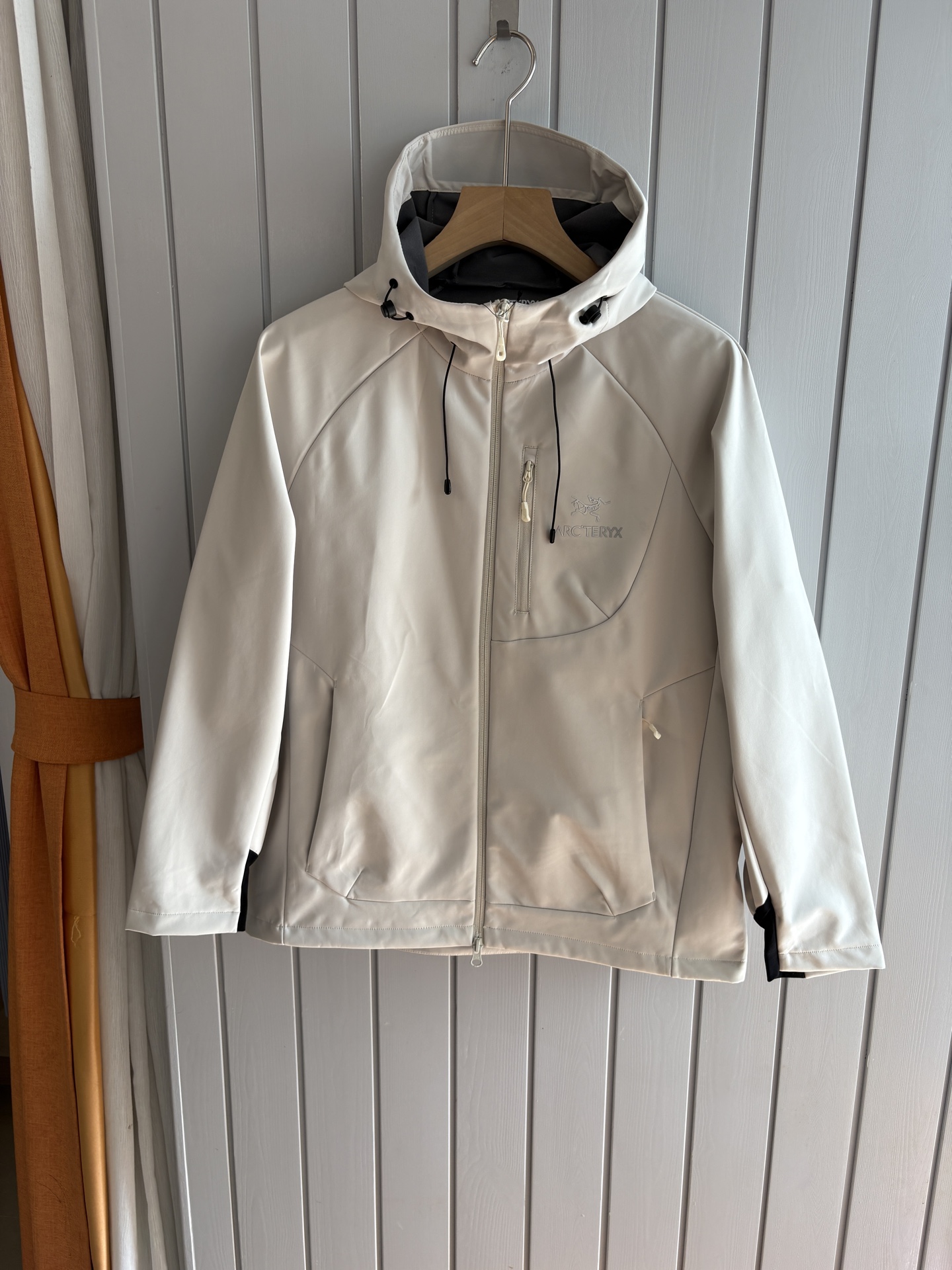 NO:531866,The ancestor's latest 5A-level antibacterial, bionic, aeronautical nano, and new spinning composite production. The new multi-filled aerogel cotton features heat storage and temperature locking, light material, long-lasting antibacterial, mite removal and sterilization. The surface cloth adopts the principle of lotus leaf water repellent. The inner layer uses anti-hive porous materials to form microporous composite fabrics through special technology to give the fabric windproof and warm, water-splashing performance, which can slow the penetration of foreign light rain. At the same time, its good moisture permeability allows the body surface to be discharged in time and keeps dry and comfortable. Code number M-3XL, alexander wang19860909始祖最新5A级抑菌 仿生、航 纳米、 新型纺丝几大 术复合生产 的新型多 填充物气凝胶棉 特点蓄热锁温,材质轻盈,持久抑菌,除螨除菌 面布采用荷叶拒水原理 里层采用防蜂巢多孔材料 通过特殊工艺技术形成微多孔复合面料 赋予面料防风保暖,防泼水性能 可以减缓外来小雨渗透 同时其良好透湿性能使体表湿 气及时排出保持干爽舒适. 码数M-3XL,,alexander wang,Men's clothing