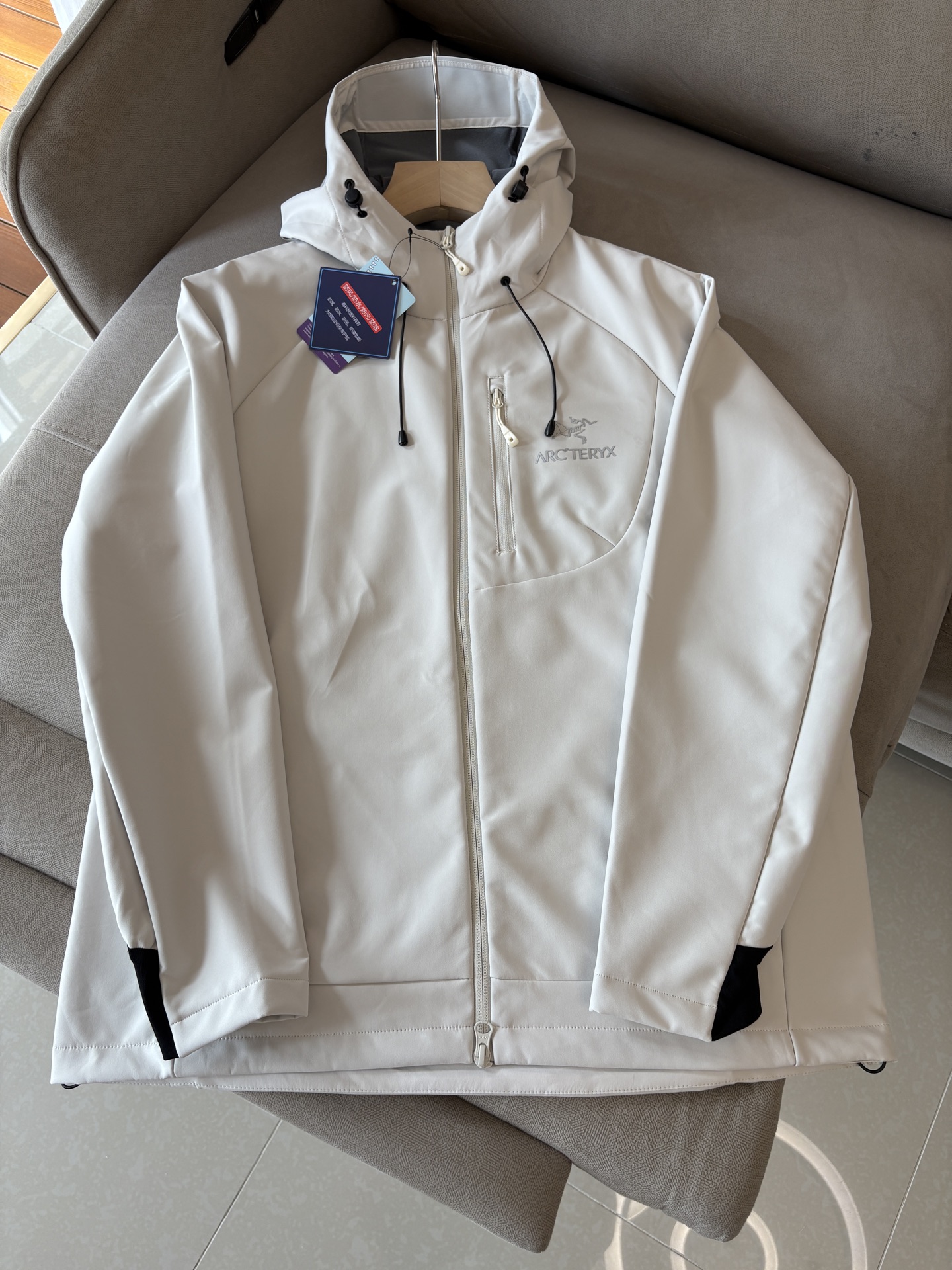 NO:573744,Ancestor 2025's latest 5A-level antibacterial, bionic, aviation, nano, and new spinning technologies are a new type of multi-fill aerogel cotton produced by a combination of several major technologies. It has the characteristics of heat storage and temperature locking, light material, long-lasting antibacterial, mite and sterilization. The surface fabric adopts the lotus leaf water-repellent principle. The inner layer is made of anti-honeycomb porous material. Micro-porous composite fabric is formed through special process technology. It gives the fabric windproof, warm, and water-repellent properties, and can slow down the penetration of external light rain.  At the same time, its good moisture permeability allows moisture to be discharged from the body surface in time to keep you dry and comfortable. Size M-3XL,,alexander wang19860909始祖2025最新5A级抑菌 仿生、航 纳米、 新型纺丝几大 术复合生产 的新型多 填充物气凝胶棉 特点蓄热锁温,材质轻盈,持久抑菌,除螨除菌 面布采用荷叶拒水原理 里层采用防蜂巢多孔材料 通过特殊工艺技术形成微多孔复合面料 赋予面料防风保暖,防泼水性能 可以减缓外来小雨渗透 同时其良好透湿性能使体表湿 气及时排出保持干爽舒适. 码数M-3XL,,alexander wang,Men's clothing