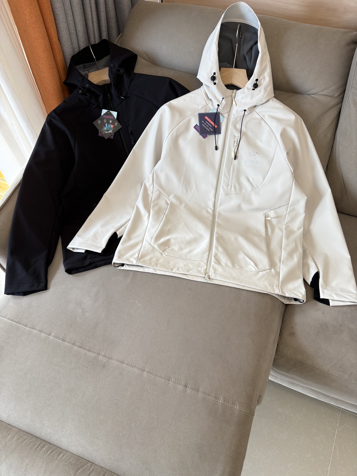 NO:530707,The latest 5A-level antibacterial, bionic, aerial nano, and new spinning composite production of several new multi-filled aerogel cotton features heat storage and temperature locking, light material, long-lasting antibacterial, mite removal and sterilization. The surface cloth adopts the principle of lotus leaf water repellent, and the inner layer uses anti-hive porous materials to form microporous composite fabrics through special process technology, which gives the fabric windproof and warmth and water-splashing performance, which can slow the penetration of light rain in foreign countries. At the same time, its good moisture permeability allows the body surface moisture to be discharged in time and keeps dry and comfortable. Code number M-3XL, alexander wang19860909始祖2025最新5A级抑菌 仿生、航 纳米、 新型纺丝几大 术复合生产 的新型多 填充物气凝胶棉 特点蓄热锁温,材质轻盈,持久抑菌,除螨除菌 面布采用荷叶拒水原理 里层采用防蜂巢多孔材料 通过特殊工艺技术形成微多孔复合面料 赋予面料防风保暖,防泼水性能 可以减缓外来小雨渗透 同时其良好透湿性能使体表湿 气及时排出保持干爽舒适. 码数M-3XL,,alexander wang,Men's clothing