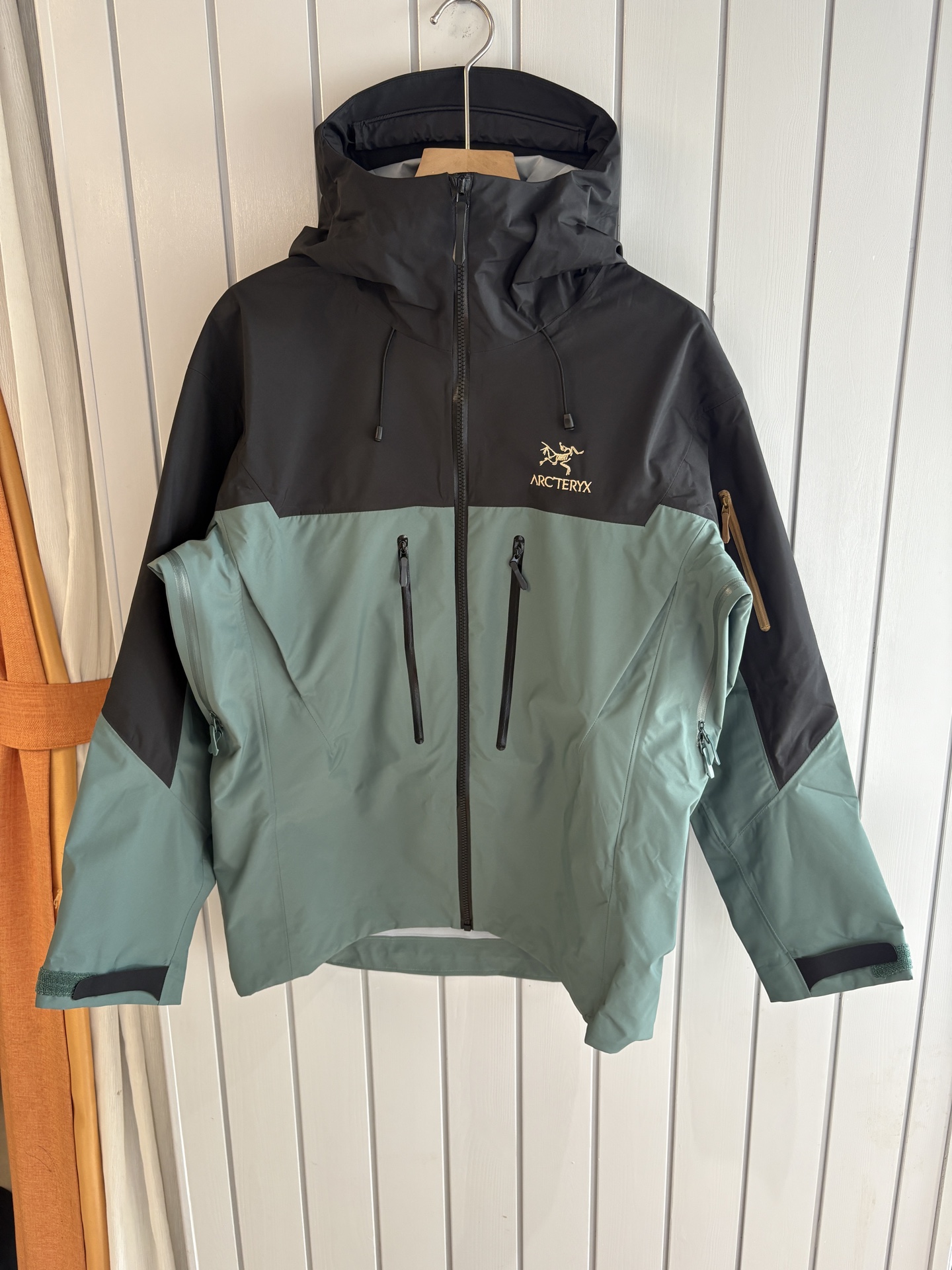 爆款 顶配 Beta SL冲锋衣是一款专为户外探险设计的高性能外套。采用GORE-TEX 面料。具备卓越