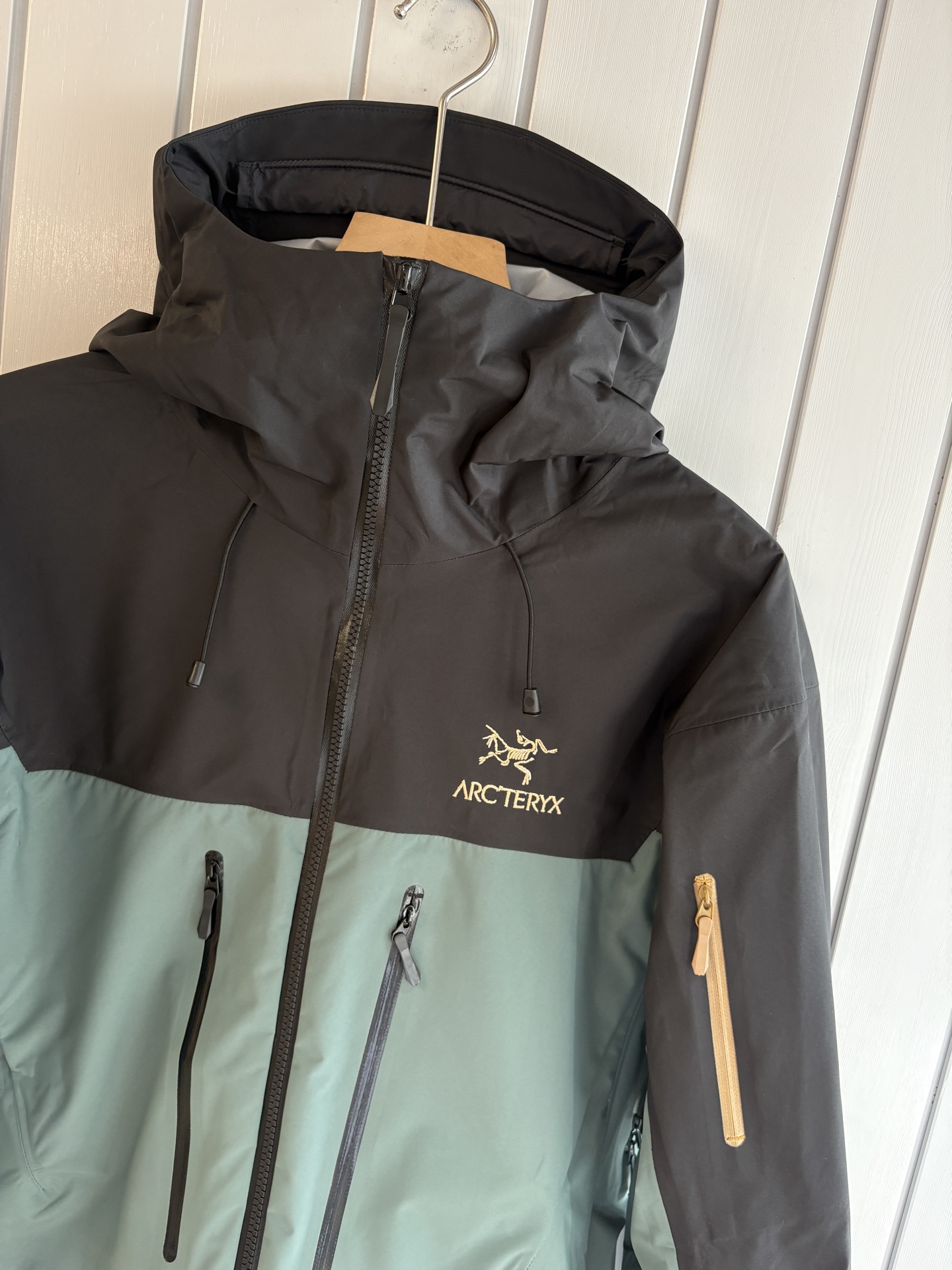 爆款 顶配 Beta SL冲锋衣是一款专为户外探险设计的高性能外套。采用GORE-TEX 面料。具备卓越