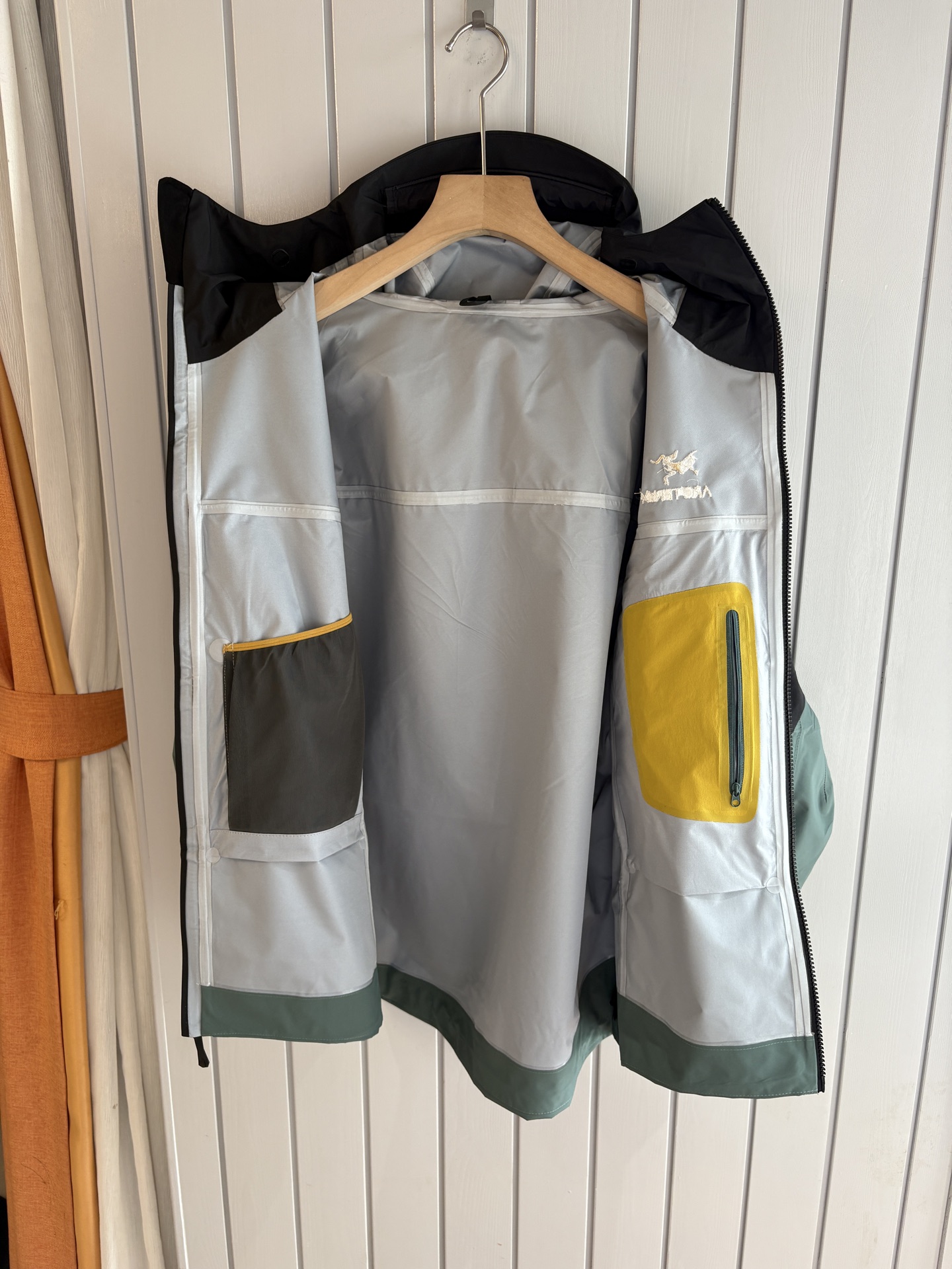 爆款 顶配 Beta SL冲锋衣是一款专为户外探险设计的高性能外套。采用GORE-TEX 面料。具备卓越