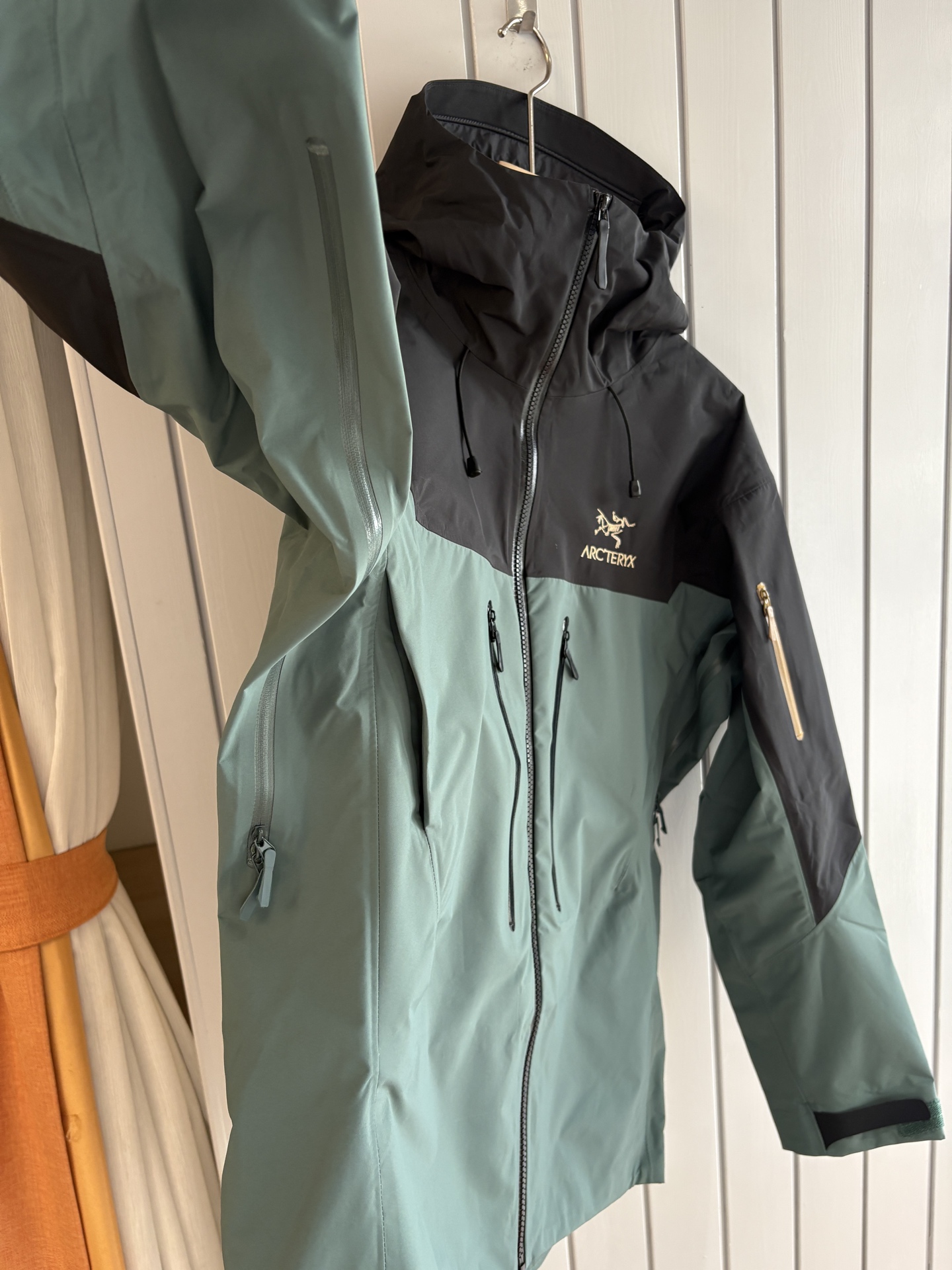 爆款 顶配 Beta SL冲锋衣是一款专为户外探险设计的高性能外套。采用GORE-TEX 面料。具备卓越