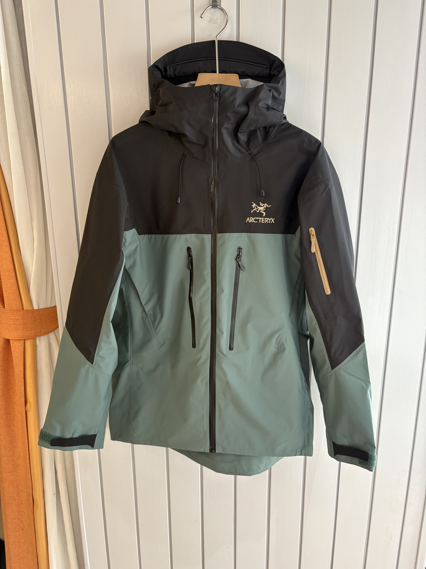 爆款 顶配 Beta SL冲锋衣是一款专为户外探险设计的高性能外套。采用GORE-TEX 面料。具备卓越