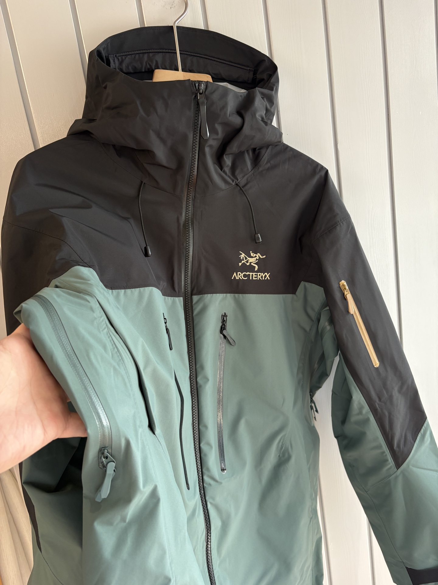 爆款 顶配 Beta SL冲锋衣是一款专为户外探险设计的高性能外套。采用GORE-TEX 面料。具备卓越