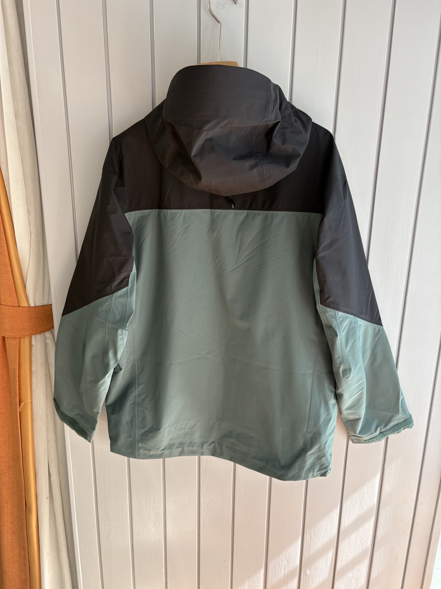 爆款 顶配 Beta SL冲锋衣是一款专为户外探险设计的高性能外套。采用GORE-TEX 面料。具备卓越