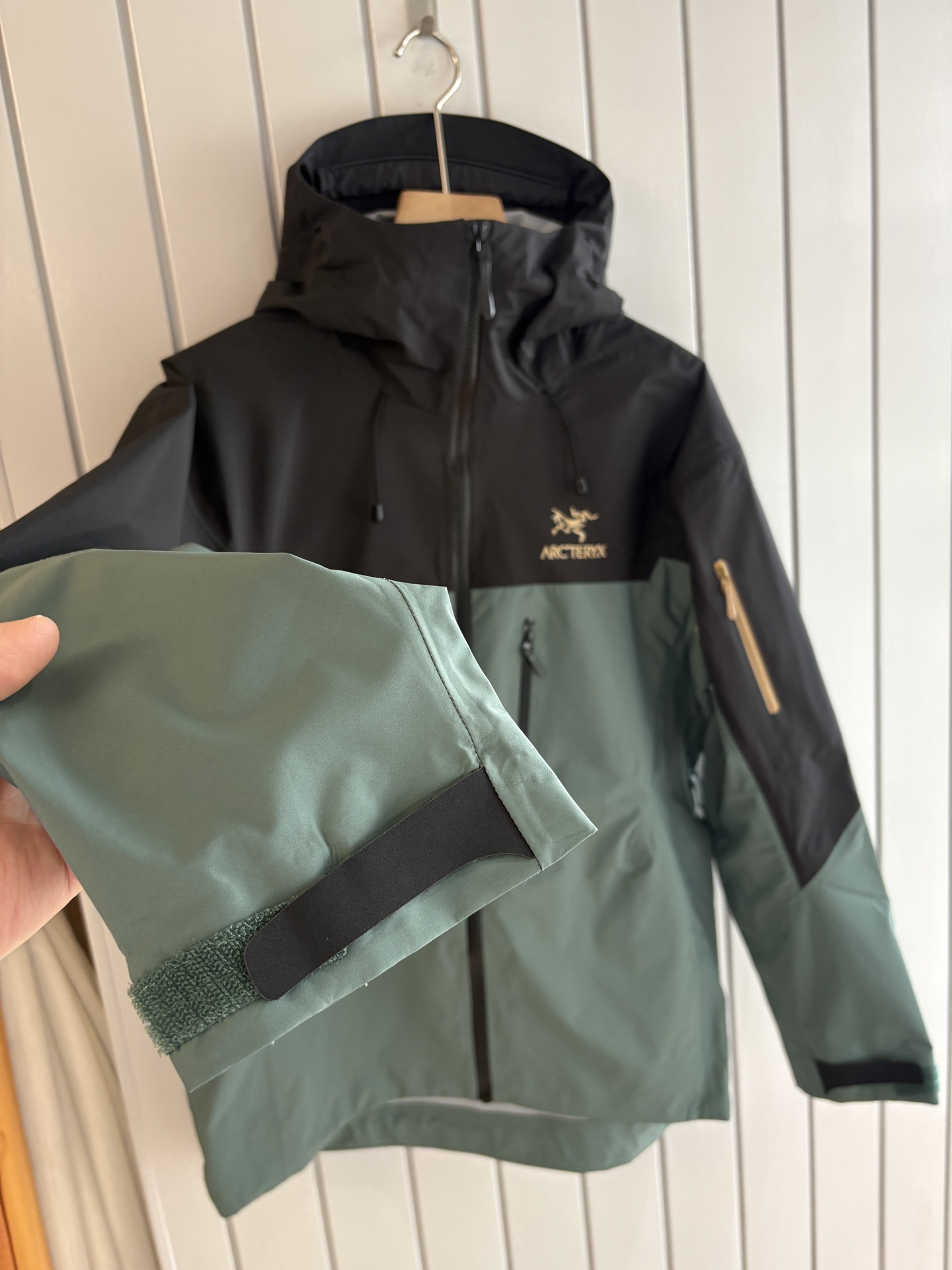 爆款 顶配 Beta SL冲锋衣是一款专为户外探险设计的高性能外套。采用GORE-TEX 面料。具备卓越