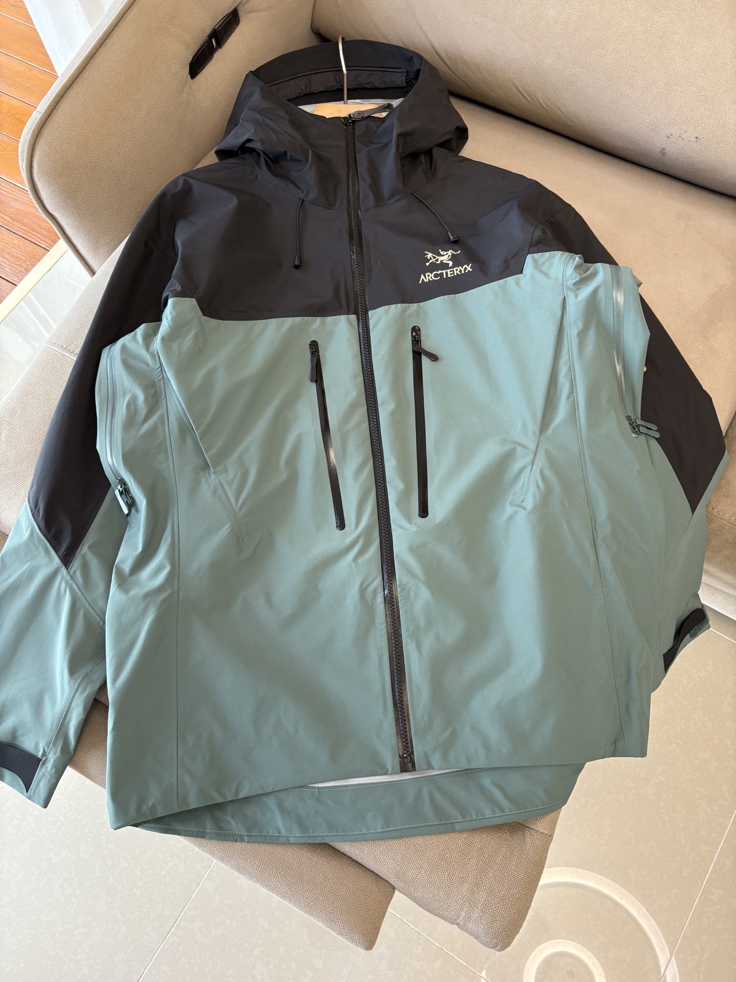 NO:531869,Top-up Beta SL jacket is a high-performance jacket designed for outdoor adventure. It is made of GORE-TEX fabric. It has excellent waterproof and breathable properties to ensure that it remains dry and comfortable in bad weather. Its high-quality design makes it easy to carry and is ideal for long-term hiking and traveling. The new Beta SL color is not only fashionable and eye-catching, but also increases visibility during outdoor activities and improves safety. The unique StormHood hood design provides comprehensive head protection without affecting the field of view. The underarm zipper design enhances breathability and prevents overheating. Whether it is mountaineering, hiking or daily commuting, the Archaeoptera Beta SL Sequoia jacket is an indispensable choice for you. Size M-XXXL, arc'teryx, jackets & coats,hats,alexander wang19860909爆款 顶配 Beta SL冲锋衣是一款专为户外探险设计的高性能外套. 采用GORE-TEX 面料. 具备卓越的防水透气性能,确保在恶劣天气下依然保持干爽舒适. 其高质量设计使其便于携带,非常适合长时间的徒步和旅行. Beta SL新色不仅时尚亮眼,还增加了户外活动中的可见性,提升安全性.独特的 StormHood帽兜设计,提供全面的头部保护,同时不影响视野. 腋下拉链设计增强了透气性,防止过热.无论是登山、徒步还是日常通勤,始祖鸟Beta SL红杉色冲锋衣都是您不可或缺的理想选择. 尺码M-XXXL,arc'teryx,jackets & coats,hats,alexander wang,Men's clothing