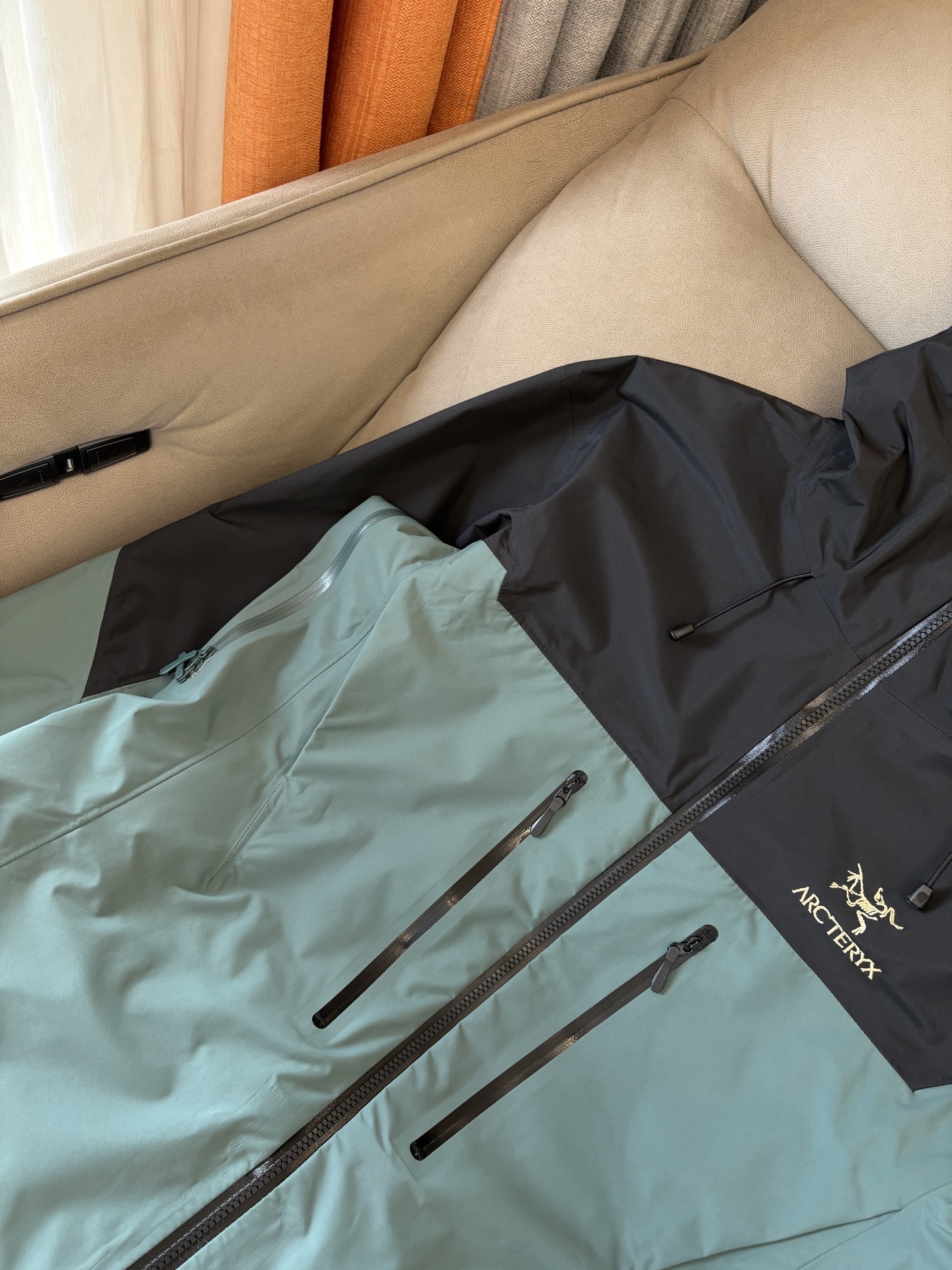 爆款 顶配 Beta SL冲锋衣是一款专为户外探险设计的高性能外套。采用GORE-TEX 面料。具备卓越