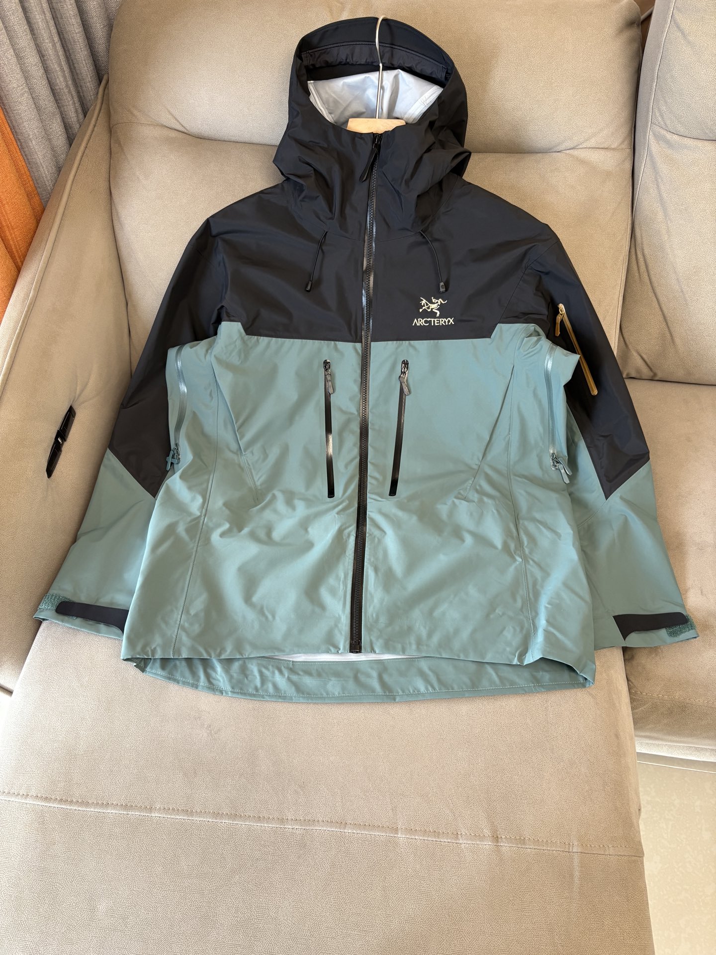 爆款 顶配 Beta SL冲锋衣是一款专为户外探险设计的高性能外套。采用GORE-TEX 面料。具备卓越