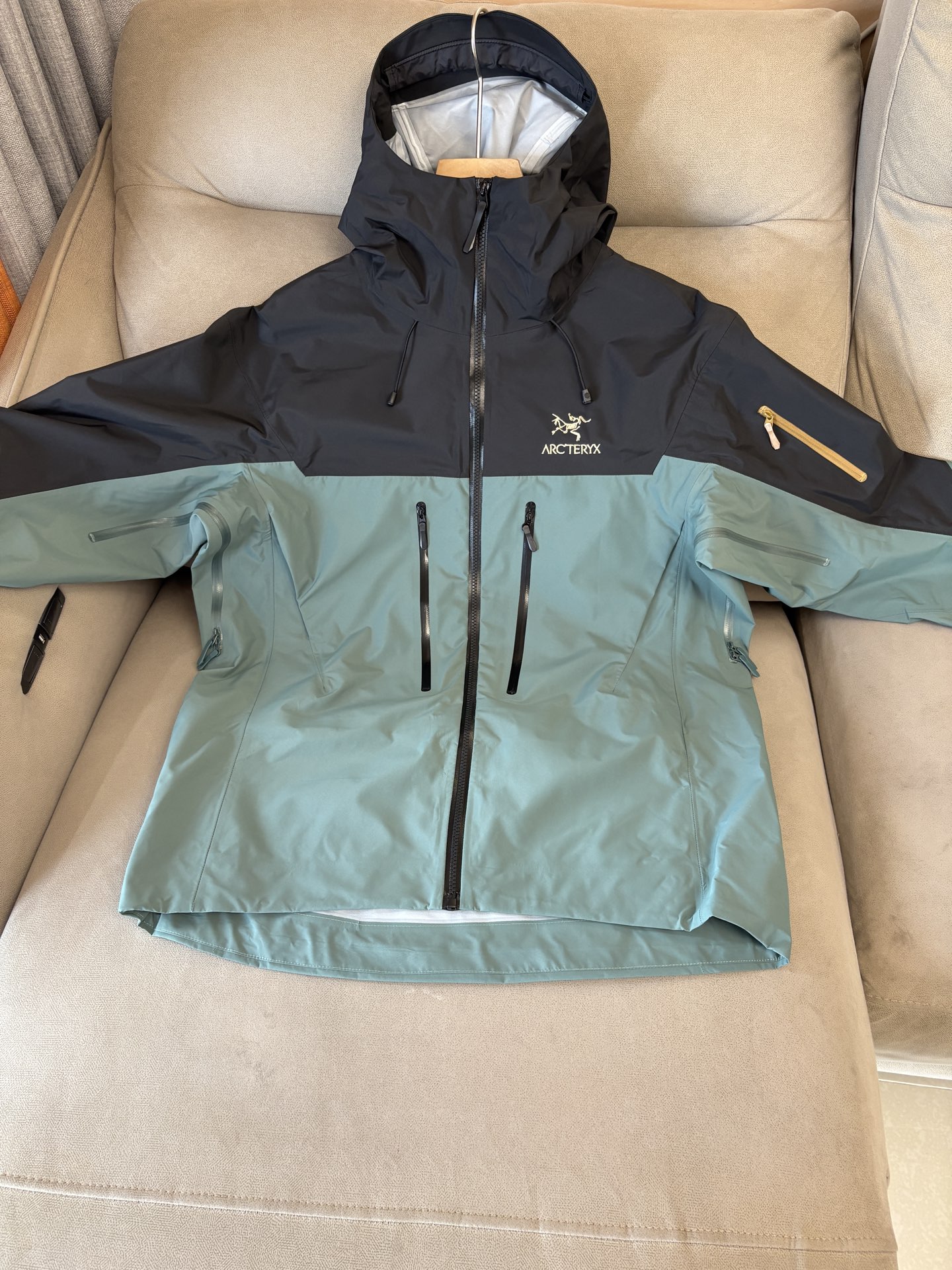 爆款 顶配 Beta SL冲锋衣是一款专为户外探险设计的高性能外套。采用GORE-TEX 面料。具备卓越