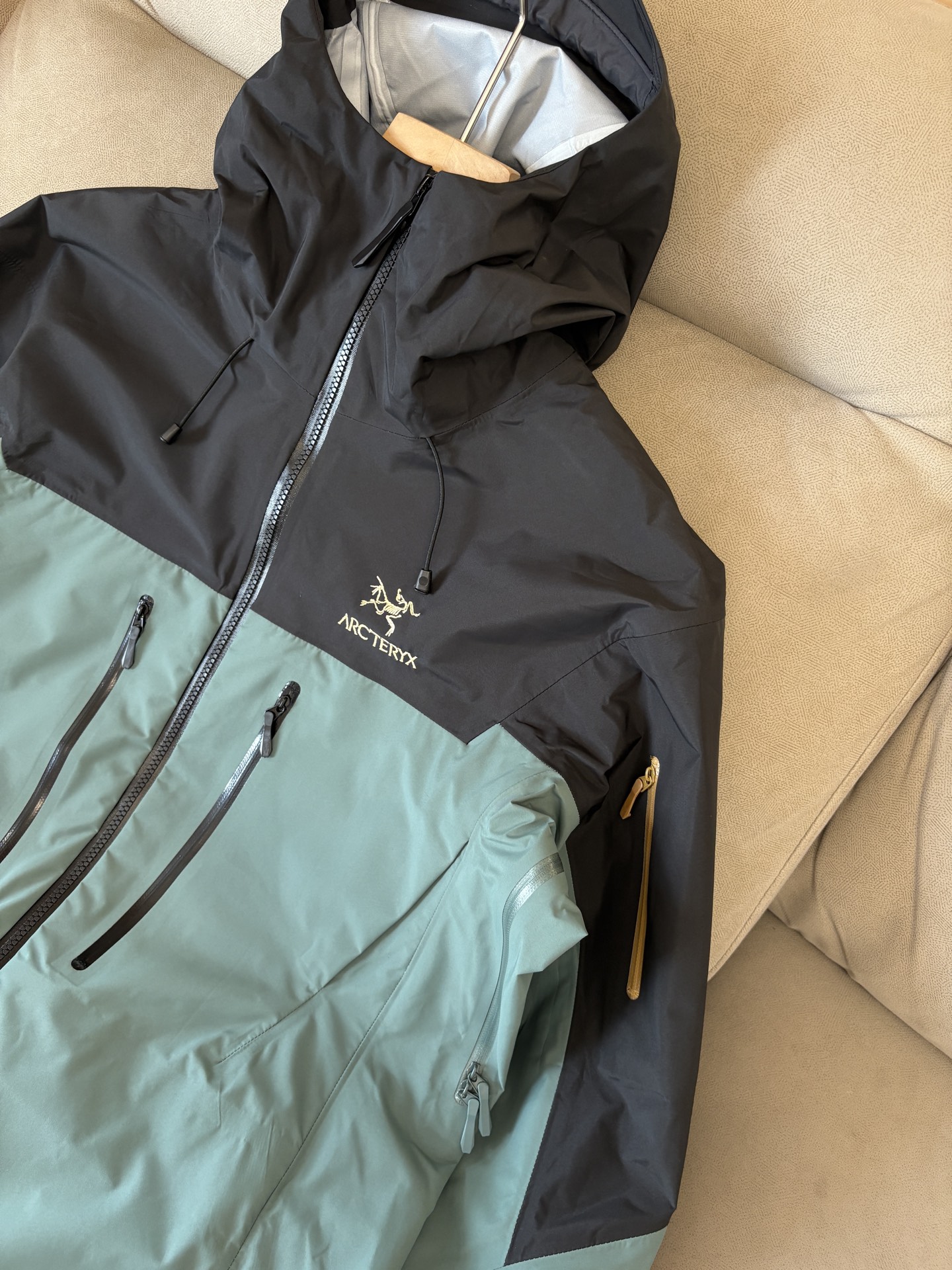 爆款 顶配 Beta SL冲锋衣是一款专为户外探险设计的高性能外套。采用GORE-TEX 面料。具备卓越