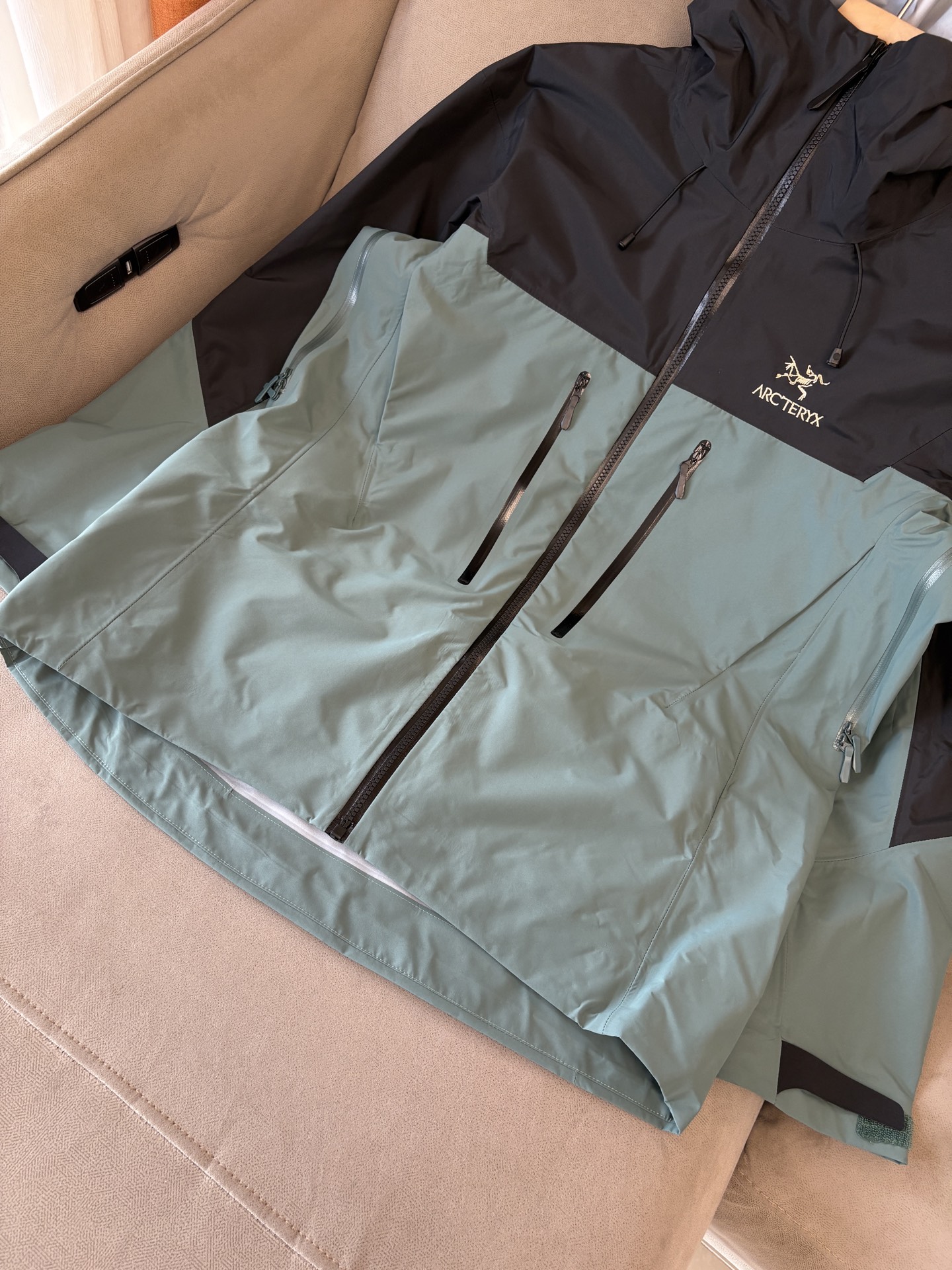 爆款 顶配 Beta SL冲锋衣是一款专为户外探险设计的高性能外套。采用GORE-TEX 面料。具备卓越